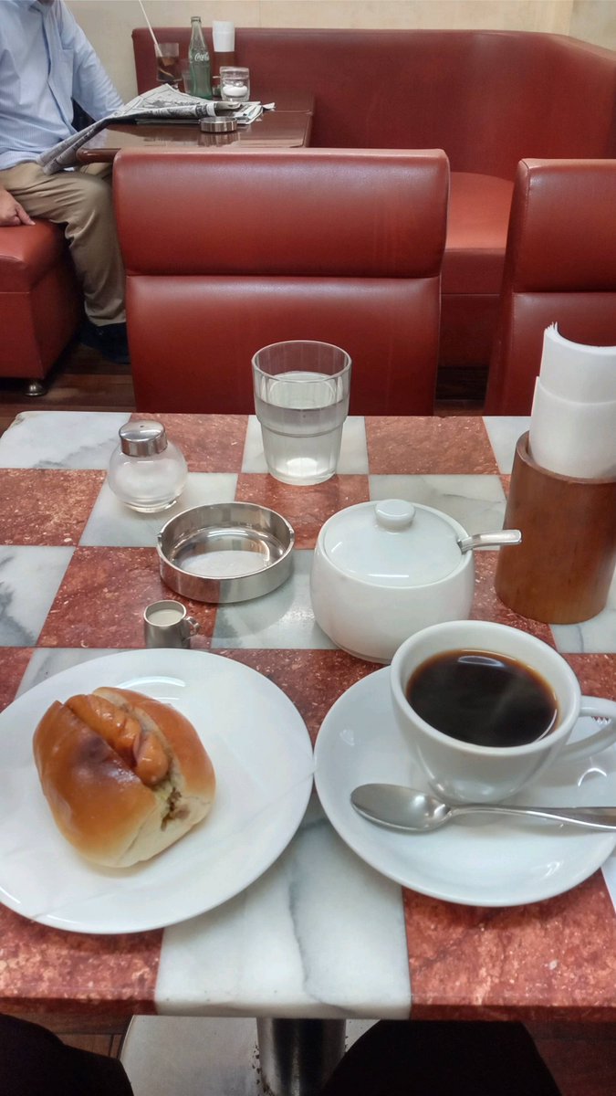 rebami2020's tweet photo. 水天宮前でバイトの面接後喫茶店でお茶しました
タバコの煙モクモク
昭和なお店です https://t.co/hZqRvvU4aw