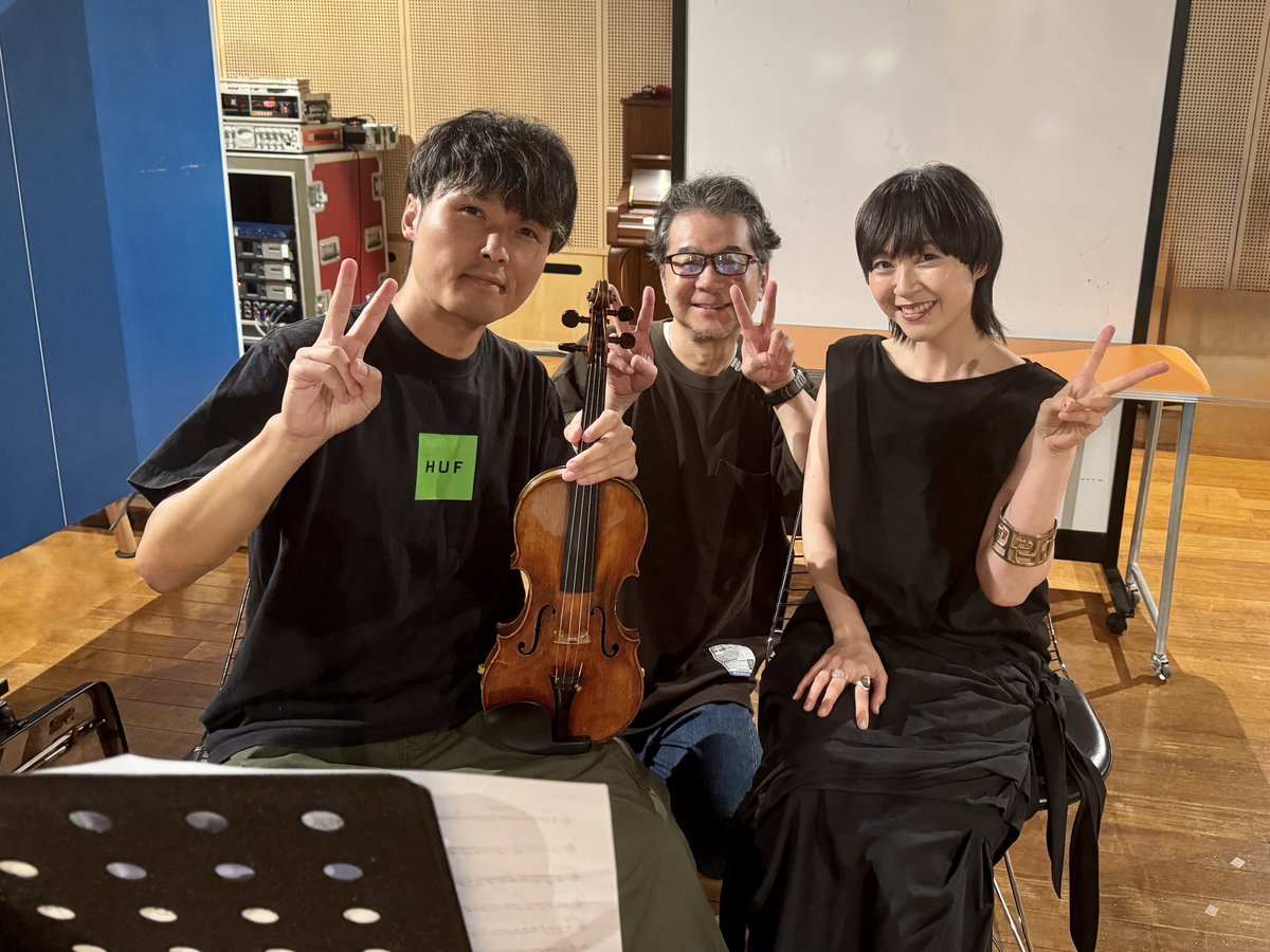 DCT_MASATO's tweet photo. 実は3週間前からレコーディングもしています。1番手はバイオリニストのこの2人。吉田宇宙さんと白澤美佳さん🎊エンジニアはもちろんジョコ🫥 https://t.co/ovTjDJcJ6p
