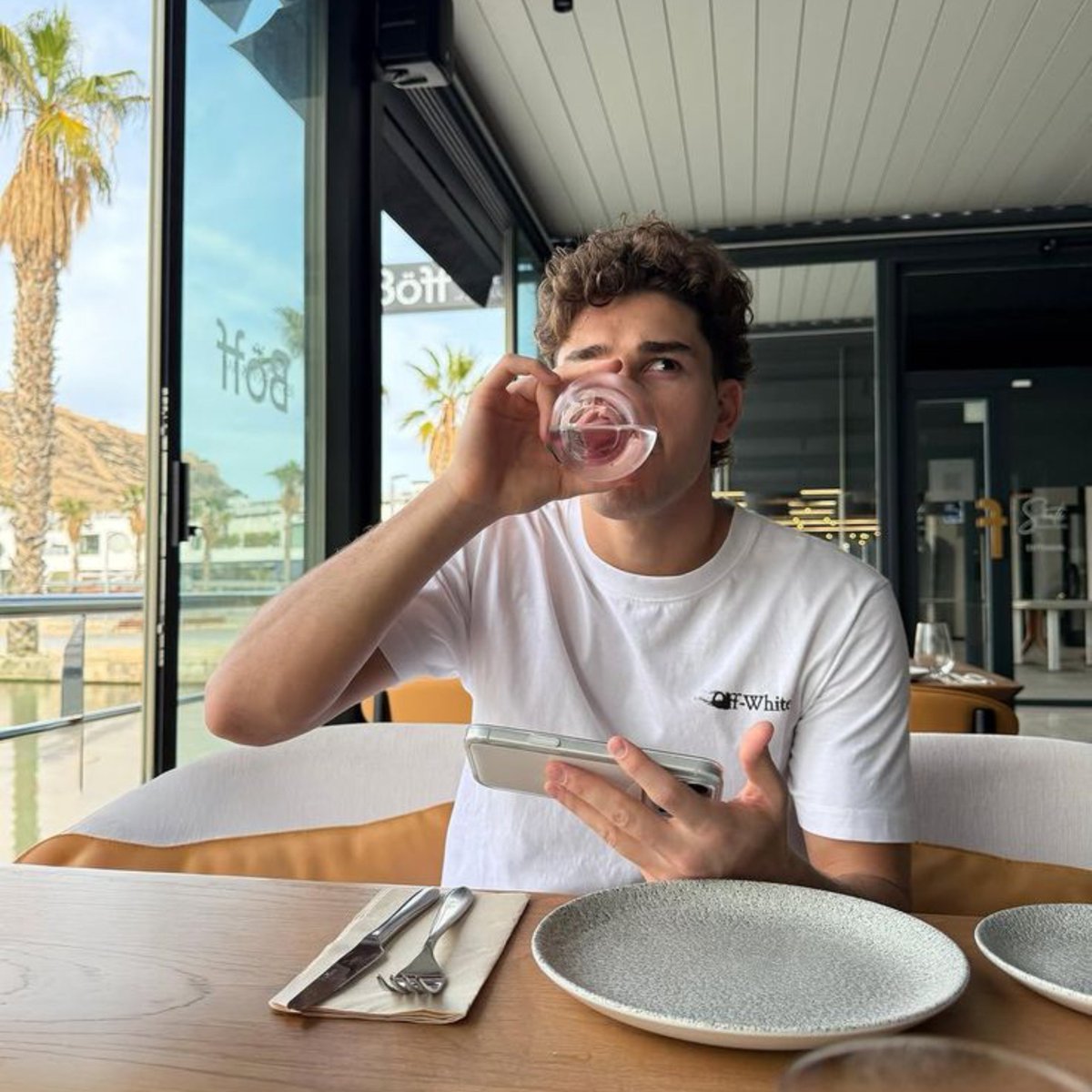 evercovey's tweet photo. #julienzo au
Enzo es un streamer en ascenso que busca el éxito. un día navegando por twitch descubre un chico simpático que stremeaba para 10 personas.
o
Julián convencido por un pibe que conoció hace un mes viaja hacia otro continente para seguir el sueño de ser streamers juntos https://t.co/XbWtWuwgkz