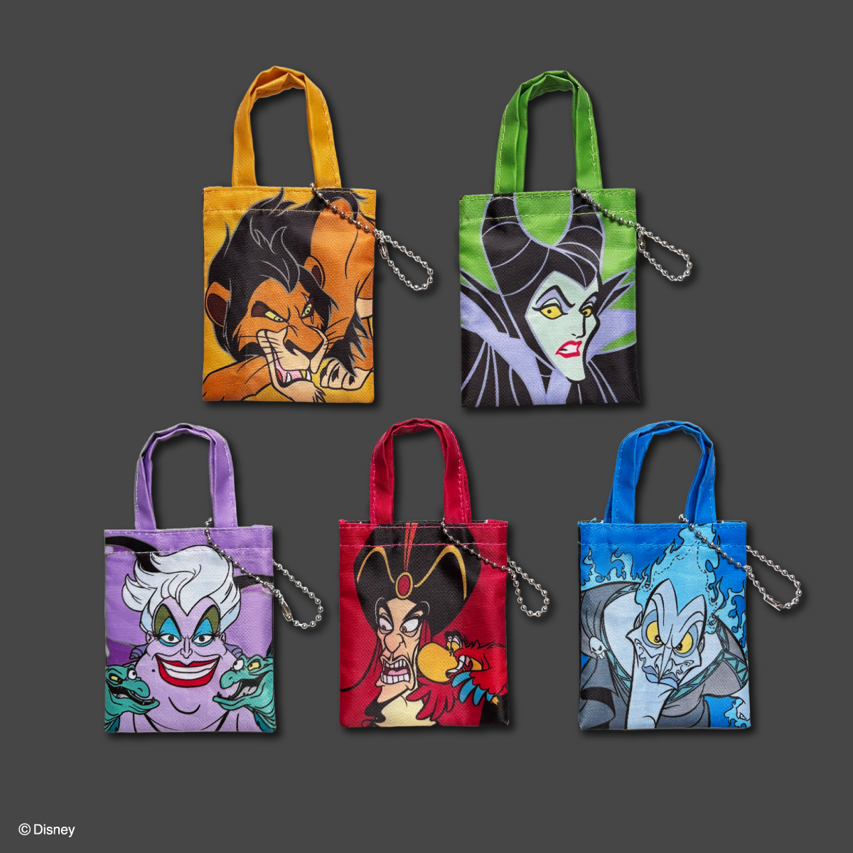 cando_official's tweet photo. 本日発売★キャンドゥオリジナル/ディズニー『ディズニーヴィランズ』デザイングッズ！

何が出るかお楽しみ！
キラキラホログラムの缶バッジやカバンなどに付けられるキーホルダーなどのブラインドパッケージ商品も多数取り揃えています！

【価格：110円（税込）】
　品番 4580883022949　缶バッジ
　品番 4580883022970　スライダーポーチ
【価格：220円（税込）】
　品番 4580883022994　ミニミニバッグ
　品番 4580883023120　アクリルキーホルダーマレフィセント
　品番 4580883023137　アクリルキーホルダーアースラ
　品番 4580883023144　アクリルキーホルダースカー
　品番 4580883023151　アクリルキーホルダージャファー
　品番 4580883023168　アクリルキーホルダーハデス

※本シリーズは商品により販売価格が異なります。
※店舗により取り扱い状況、在庫状況は異なります。

#キャンドゥ #100均 #ディズニー #Disney #ヴィランズ