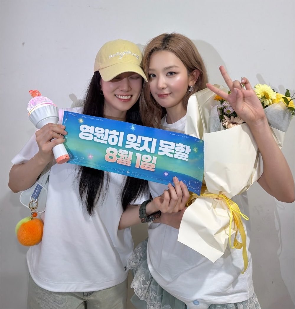 dinniebur's tweet photo. WHAT DO YOU MEAN EUNBIN REALLY WENT TO THE FANCON FOR SEULGI OH MYGOD????? https://t.co/WGtrrURtZC
