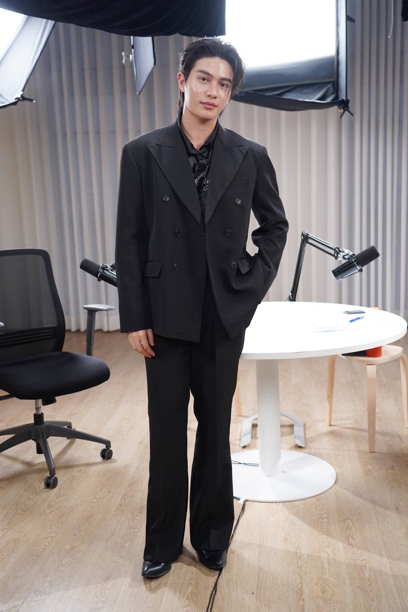 SuperstarnewsTH's tweet photo. “วิลเลี่ยม LYKN” เผยรักแรกสุดเจ็บ โดนบล็อก
ความอกหักที่นำพาเข้าสู่เส้นทางศิลปิน
#WilliamjkpXWoodytalk #williamjkp 

ย้อนเส้นทางชีวิตของ วิลเลี่ยม LYKN หรือ จักรภัทร แก้วพันธุ์พงษ์ จากเด็กหาดใหญ่ที่ไม่รู้ว่าตัวเองมีความสามารถอะไร ก่อนที่เสียงเพลงจะเปลี่ยนเส้นทางชีวิต เล่าทุกแรงผลักดันครั้งสำคัญผ่านรายการ Woody Talk ตั้งแต่รักครั้งแรกที่ต้องเผชิญกับการอกหัก เมื่อคนที่แอบชอบบล็อกและเปิดตัวคบคนอื่น พร้อมเผยบทเรียนที่ทำให้เติบโต การค้นพบตัวเอง จนก้าวสู่การเป็นศิลปินและมีผลงานโซโล่ในแบบที่เป็นตัวเองที่สุด

ที่มาของชื่อ วิลเลี่ยม ?

วิลเลี่ยม : คุณแม่อยากได้ลูกเป็นฝรั่ง อยากได้แบบอินเตอร์หน่อย ด้วยความที่ฝั่งคุณพ่อ ทวดเป็นลูกเสี้ยวอเมริกัน เขาคิดว่าถ้าลูกออกมาอยากจะตั้งชื่อว่า วิลเลี่ยม ให้ดูอินเตอร์หน่อยเลยชื่อ วิลเลี่ยม ซึ่งตอนแรกตอนผมเกิดมาที่ถ่ายใบเกิด ที่ออกมาเป็นนาทีก็ถ่ายรูป ซึ่งตอนนั้นผมตัวม่วงในรูปดูช้ำไปหมด ตอนแรกดูไม่ออกว่าจะหน้าตาเป็นยังไง แต่เขาบอกว่ามันต้องได้หน้าใครสักคน ไม่พ่อก็แม่ ขอลองดูก่อนเลยเป็นวิลเลี่ยม

บ้านอยู่จังหวัด ?

วิลเลี่ยม : สงขลา หาดใหญ่ครับ พูดใต้ไม่ได้ คือผมฟังได้ ฟังรู้เรื่องหมดเลย เวลาไปที่ไหน หรือพ่อแม่คุยกับเพื่อนก็มีพูดภาษาใต้บ้าง ผมก็จำได้ ฟังแล้วรู้ความหมาย แต่พูดกลับไม่ได้ จริง ๆ เคยพยายามพูดกลับกับเพื่อนที่คนใต้ได้บ้าง พยายามพูดกลับแต่ไม่ได้ เพื่อนบอกว่า วิลเลี่ยมพอเถอะ เพราะสำเนียงทองแดง อยู่หาดใหญ่มาตั้งแต่ตั้งแต่เกิดจนถึง ม. 3

หน้ากากทุเรียนเป็นตัวจุดประกายให้กับเรื่องของดนตรี และเสียงเพลง ?

วิลเลี่ยม : ใช่ แต่จริง ๆ ถ้าย้อนกลับไปตอนประมาณอนุบาลชอบ Michael Jackson

อะไรที่เกี่ยวกับซาวด์ของ Michael Jackson ที่มัน connect ?

วิลเลี่ยม : ถ้าจริง ๆ จำอะไรไม่ค่อยได้ แต่มันทำให้เราเต้นดีกว่า คือเราเต้นท่าเด้งเป้าของเขา ที่มันค่อนข้างจะดังมาก ซึ่งมูนวอล์กบ้าง เวลาไปไหนทำตลอด

ตอนที่เต้นพ่อแม่เห็นไหม ?

วิลเลี่ยม : เห็นครับ แต่คิดว่าตอนนั้นพ่อแม่ก็ไม่อะไร เหมือนพออินช่วงนั้นก็หยุด แล้วก็ตามเส้นทางที่บอกเลยครับ คือเทควันโดใด ๆ เปียโน

การที่ได้กลับไปเล่นเปียโนอีก เราเอาซาวด์กับโน้ตมา connect เลยเริ่มชอบ ?

วิลเลี่ยม : ก็ด้วย เพราะช่วง ม.ต้น ขอพ่อเรียนกีตาร์ด้วยตอนนั้นเพราะว่า เพิ่งแอบชอบคนเป็น เพิ่งมีรักแรก

ความรักครั้งแรกเล่นกีตาร์ให้เขาฟัง ?

วิลเลี่ยม : เพราะว่าคนที่ผมชอบ เขามีคนที่ชอบ ซึ่งคนนั้นร้องเพลงและเล่นกีตาร์เป็น แล้วมันเป็นงานโรงเรียน แล้วเป็นภาพหนังเลยคือ เราอยากเป็นเหมือนเขา ผมต้องหล่อเหมือนเขา เพราะว่าเขาค่อนข้างจะป๊อปเลย เขาอยู่ ม.3 เราอยู่ ม. 1 คนที่ชอบอยู่ ม. 2 ซึ่งตอนนั้นเราร้องเพลงอยู่แล้ว เราเริ่มร้องเพลงบ้างแล้ว ก็ไปขอพ่อเรียนกีตาร์ ตอนเรียนแรก ๆ ผมไม่กล้าร้องเพลงด้วย เล่นคอร์ดไปเรื่อย ๆ จนครูกีตาร์บอกว่า ไหนลองร้องเพลงดูซิ เพราะเขาไม่เคยฟัง ก็ลองร้องดู เราร้องดีนะ พอมีทรงอยู่ ลองแบบจริงจัง ๆ ไหม ครูสอนกีตาร์ไปบอกครูสอนร้องเพลง ก็บอกพ่อ ขอเรียนร้องเพลงเพิ่ม เพราะก่อนหน้านี้ก็คือร้องตามคลิปอย่างเดียว ร้องตามเขา อยากจะลองเรียนดู เลยเรียนเป็นอย่างนี้ครับ เส้นทางดนตรีเป็นอย่างนี้จริง ๆ

คนที่แอบชอบได้ฟังเราร้องเพลงแล้วเล่นกีตาร์ไหม ?

วิลเลี่ยม : มันจบลงที่คิดว่า เราไม่ต้องพิสูจน์อะไรให้เขาเห็นดีกว่า คือจริง ๆ เรายังชอบเขาอยู่ แต่เราไม่จำเป็นต้องพิสูจน์แล้วว่าเราเล่นกีตาร์ได้ เราร้องเพลงได้ไม่ต้องพิสูจน์แล้ว เพราะว่ารู้สึกว่าเราไม่จำเป็นต้องอวดเขาแล้ว เหมือนโอเคพอเราทำได้ก็จบ แต่จริง ๆ เรายังชอบเขาอยู่นะ

Reaction หลังจากบอกชอบเขา ?

วิลเลี่ยม : ผมเป็นเหมือน มือใหม่มาก ๆ ในการจีบคน คือ กินข้าวยัง หรือทำอะไรอยู่ ลงอย่างนี้ตลอด ในประโยคสนทนา ที่ทำกันใน Message คืออย่างนี้ครับ จนทักเหมือนทำไมตอบช้าจัง หายเป็นวัน จนเขามีช่วงหนึ่งเขาบล็อกผม แล้วที่สลายที่สุดคือ เข้า Facebook แล้วขึ้นว่า กำลังคบหากับคนนี้ นั่นคือ ว้าว ผมตายเลย  มันอยู่กับที่ ผมถอยแต่ก็ยังชอบอยู่ แต่ว่าโอเคเราแค่ให้พื้นที่เขามากขึ้น เพราะเรารู้แล้วว่าเขาชัดเจน เราก็ต้องชัดเจน เราก็ออกแล้วก็ให้พื้นที่ สมมุติเจอที่โรงเรียน ถ้ารู้ว่าต้องเดินผ่านกัน ผมอ้อมโรงเรียนที่จะไปตรงนั้น เพราะว่าเราไม่อยากเจอหน้าเขา เพราะว่ากำลังใจในการไปโรงเรียนตอนนั้นคือเขา

แอบชอบเขาเป็นปี ?

วิลเลี่ยม : นานมากแล้ว เลิกชอบตอน ม. 4 สุดท้ายก็ไม่ได้คุยต่อ แค่ตามกาลเวลาหายไปเฉย ๆ แต่ถามว่าอยากเจอไหม อยากเจอนะ แต่ไม่ได้เจอกันแบบนั้นแล้ว ไม่ได้เจอกันแบบว่า เราอยากจะคบหากับเธอ มันคือแบบอยากรู้ว่าเป็นไงบ้าง เพราะว่าผมกับเขาแทบไม่เคยจับมือ ไม่เคยอะไรกันเลย เขาเป็นรุ่นพี่คนหนึ่งที่เคยชอบมาก ๆ แต่ว่า แค่อยากรู้ว่าเป็นยังไง อยากเจอ อยากพูดคุยด้วย

เริ่มมีเลเวลของการจีบขึ้นมาหลังจากนั้น ?

วิลเลี่ยม : คิดว่ามีขึ้น เพราะว่าเราจะไม่ใช้อะไรเดิม ๆ เพราะว่าตอนนั้นมันก็เริ่มมีแอปพลิเคชัน TikTok เหมือนฟีลแบบคลิปสั้นเป็นอย่างนี้ ก็ดู วิธีการจีบคนต้องทำ ห้ามทำอย่างนี้ อันนี้คือ 5-6 อันดับนะที่ต้องทำ เราก็ไปค้นหามาแล้วก็ทำตามครับ Actually มันได้ผล

วิธีจีบที่ดีที่สุดในประสบการณ์ของวิลเลี่ยม ?

วิลเลี่ยม : ตอนนั้นคือเล่น Facebook ถ้าเขาโพสต์ อุ๊ย อันนี้ที่ไหน อยากรู้จังเลย สวยจังเลย ผมจะไม่คอมเมนต์มันจะ too obvious เกินไป ผมจะต้อง Text ไป ไม่ไลก์ด้วย จะ DM ไป อยู่ไหน หรือ มันคือที่ไหน อยากลองไป

ส่งข้อความไปแล้วไม่คิดเหรอว่า เขารู้ว่าชอบ ?

วิลเลี่ยม : ตอนนั้นไม่รู้เลยว่าเขาคิดยังไง เราคิดว่าโอเค คำที่เราคิดมา อันดับที่เราค้นหามา อันนี้ต้องได้ผลแน่ ๆ เช่น ที่ไหนอยากไป อันนี้เมนูอะไร หรือร้านอะไร อยากไปกินมากเลย ส่วนใหญ่ที่ทำไป คือ มีการคุยต่อเนื่อง เขาตอบบ้างถามบ้าง เป็นอย่างนี้ไปเรื่อย ๆ จนบางคนก็ได้คบหาดูใจกัน บางคนก็ไม่ได้ แต่ว่ามันก็เหมือนได้รู้วิธีมากกว่าว่าทำยังไง

ในฐานะที่เป็นคนที่ตัดสินใจจะคบใคร ต้องเป็นคนบอกเขาไหมว่า คบกันนะ ?

วิลเลี่ยม : คือจริง ๆ ก็เป็นอย่างนั้นแบบว่าเป็นแฟนกันไหมหรือลองคบกันไหม มันต้องประมาณนี้ แต่ว่าหัวใจหลัก ที่ผมต้องตั้งเอาไว้ ปักเอาไว้เลยคือห้าม Text หรือห้ามโทร ต้องเจอตัว ๆ เท่านั้น ถึงจะบอกคำนี้ออกไป

ต้องต่อหน้า ห้าม Text หรือห้ามโทร ยังใช้ทฤษฎีนี้อยู่ อะไรที่สำคัญเลยต้องพูดต่อหน้า ?

วิลเลี่ยม : ผมรู้สึกว่า การที่เราจะตัดสินใจคบกับใครสักคน ถ้าเราพูดแบบว่าเราไม่ได้เห็นอารมณ์ของเขา ไม่ได้เห็นว่าเขารีแอคยังไง มันโคตรจะสำคัญเลย การเห็นคือสำคัญมาก ๆ ผมเลยให้ความสำคัญกับตรงนี้เยอะที่สุด หรือแม้แต่จะบอกเลิก ก็ต้องบอกต่อหน้า

เป็นคน Extrovert หรือ Introvert ?

วิลเลี่ยม : Introvert 100%

เป็นคนที่ Logical หรือ Emotional ?

วิลเลี่ยม : Emotional

ในบรรดาวง LYKN วิลเลี่ยมเป็นคนที่ Care feeling ของคนอื่น ๆ ?

วิลเลี่ยม : เพื่อนอาจจะคิดว่าผมไม่ได้เป็นคนแคร์คน คิดว่าอาจจะปล่อยผ่าน ไม่ได้อะไร แต่จริง ๆ ผมเทคแคร์เขาเยอะมาก ๆ เวลาที่มีอะไรที่ไม่ดี หรือว่าอะไรสักอย่างที่เราจับเรดาร์ได้ เราจะเอาไปนอยด์เอง บางทีเรื่องคนอื่น เราได้ยินมาแล้วก็กลับมาคิดเอง แล้วเราก็เครียด มันก็มีบ้าง ซึ่งจริง ๆ บางคน เหมือนพี่เอสเขาจะเป็นพาร์ทเนอร์ผม เมื่อก่อนเขาจะเป็นคนที่ Emotional มาก ๆ เลย ซึ่งเมื่อก่อนผมไม่ได้รู้สึกอะไรแค่ปลอบเขา แต่ว่าเราไม่ได้รู้สึกอะไรกับเขาด้วย แต่หลังจากนั้นผมเพิ่งมาค้นพบเหมือนกันว่าจริง ๆ ผมรู้สึกและเก็บมาตลอด ไม่เคยบอกใคร ไม่มีที่ระบายมากกว่า เพราะว่าเมื่อก่อนจะระบายกับโน้ตในโทรศัพท์ คือรู้สึกพิมพ์ไปมั่ว ๆ อาจจะอ่านแบบไม่เข้าใจหรอก เพราะในหัวมันมาเรื่องนี้ ตอนนี้มาเรื่องนี้ ก็คือพิมพ์ไปนี่คือการระบาย ซึ่งตอนนั้นเก็บมาตลอด จนบางทีช่วงแรกที่ซีรีส์ On air ตอนนั้นผมแบบ cut off อยู่ดี ๆ น้ำตาแตก อยู่ดี ๆ ร้องไห้จนหายใจไม่ออก

อะไรที่เก็บไว้ในใจ ?

วิลเลี่ยม : ผมกลัวคน judge มากกว่าว่าผมอ่อนแอ ผมทำไม่ได้

เล่าเรื่องที่ตัวเองเกือบได้ย้ายไปอยู่ที่อเมริกา

วิลเลี่ยม: ตอนแรกเล่าย้อนไปหน่อย คือตอนนั้นเคยจะต้องไม่อยู่เมืองไทยแล้ว ต้องไปอยู่อเมริกา เพราะว่าญาติอยู่อเมริกาหมดเลย มีร้านอาหารไทยที่ซีแอตเทิล ซึ่งทำวีซ่าแล้ว กำลังจะย้ายในอีกไม่นานตอนนั้น แต่ว่าคุณแม่เชื่อหมอดู บอกว่าถ้าไปแล้วมันจะลำบากในด้านการใช้ชีวิต ชีวิตการเงินทุกอย่าง ลูกจะไม่มีความสุข จะไปไม่ได้ไกล เรื่องงานต่าง ๆ คุณพ่อแม่เชื่อแล้วก็ไม่ได้ไป ซึ่งตอนนั้นจริง ๆ มันจะไปอยู่แล้วครับ อีกไม่กี่วัน ประมาณ 2-3 วันมันก็จะไปแล้ว จองตั๋วแล้ว คุณพ่อคุณแม่เขาก็จ้างครูสอนภาษาอังกฤษมาที่บ้าน แล้วแบบ take class เป็นเดือน เพื่อที่จะไป ซึ่งผมคิดอยู่ว่าถ้าตอนนั้นผมอยู่นั่นมันจะเป็นยังไง จะเป็นคนยังไง จะใช้ชีวิตยังไง จะได้เป็นนักแสดงหรือเปล่า ศิลปินหรือเปล่า ใครจะไปรู้

วิลเลี่ยม เกิดวันวาเลนไทน์ ?

วิลเลี่ยม : ดีครับ คนจำง่ายดี มันไม่ได้มีความพิเศษอะไรหรอก แต่ว่าแค่ได้ความว้าวจากคนอื่นว่า เกิดวันไหน 14 กุมภา จริงเหรอ ไม่เชื่อ ขอดูบัตรประชาชนหน่อย ผมดีใจ ก็ดูมีอะไรดี ดูไม่ได้เกิดวันธรรมดา

จากเด็กที่ไม่รู้ว่าตัวเองร้องเพลงได้ และไม่รู้จะเล่นเปียโนไปทำไม จนวันนี้เป็นวิลเลี่ยมแห่ง LYKN และมี Solo ของตัวเอง ?

วิลเลี่ยม: ดีใจมาก เพราะว่าผมเชื่อแล้วว่า ผมกล้าท้า ผมดูรีแอคชันทุกคนใน YouTube ที่แต่ละคนทำ ผมดูหมดเลย ดูอัปเดตตลอด ดูเยอะมาก เพราะอยากรู้จริง ๆ ว่าเรามาถูกทางหรือเปล่า คนชอบไหม คนชอบสไตล์เราไหม จริง ๆ เพราะว่าเราก็แอบกลัวว่ามันจะเข้ากันเปล่า ก็แอบคิด คือผมให้คนอื่นฟังเยอะมาก ให้พี่ทีมงานฟัง ให้เพื่อนฟัง ส่งเพื่อนที่มหิดลส่งไปให้ฟังเหมือนกันว่ามันดีไหม คือไม่ได้มั่นใจขนาดนั้นมากกว่า แต่ว่าเพื่อนก็บอกว่ามันดีมาก มั่นใจได้เลย ซึ่งกระแสตอบรับก็ดีครับ คนเอาไปร้องเยอะมาก

สามารถติดตาม WOODY TALK ได้ที่ช่องทาง Podcast : WOODY TALK , Facebook: Woody, Youtube: Woody เวลา 18.00 น.

คลิกชมย้อนหลัง :  https://t.co/gIZc6rXXaY