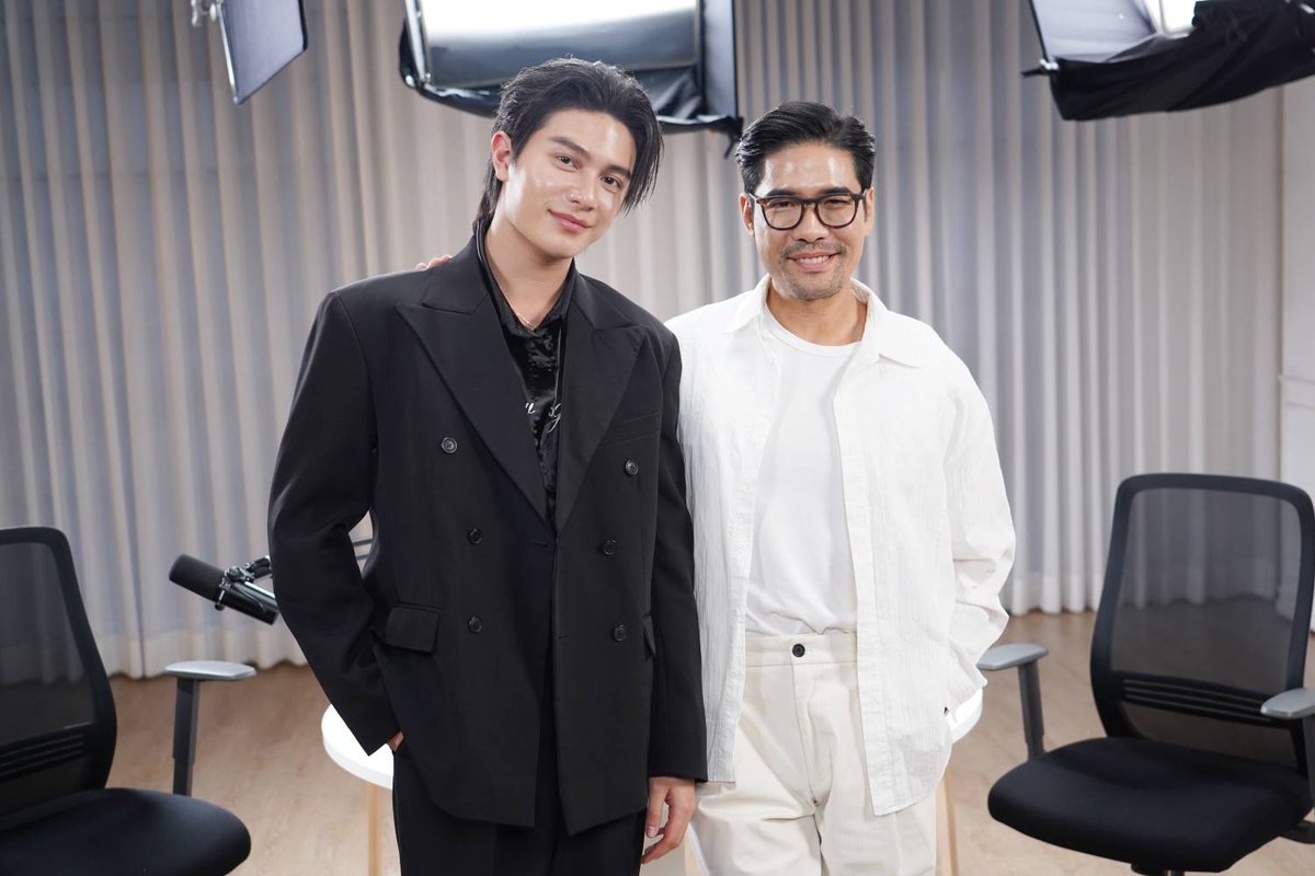 SuperstarnewsTH's tweet photo. “วิลเลี่ยม LYKN” เผยรักแรกสุดเจ็บ โดนบล็อก
ความอกหักที่นำพาเข้าสู่เส้นทางศิลปิน
#WilliamjkpXWoodytalk #williamjkp 

ย้อนเส้นทางชีวิตของ วิลเลี่ยม LYKN หรือ จักรภัทร แก้วพันธุ์พงษ์ จากเด็กหาดใหญ่ที่ไม่รู้ว่าตัวเองมีความสามารถอะไร ก่อนที่เสียงเพลงจะเปลี่ยนเส้นทางชีวิต เล่าทุกแรงผลักดันครั้งสำคัญผ่านรายการ Woody Talk ตั้งแต่รักครั้งแรกที่ต้องเผชิญกับการอกหัก เมื่อคนที่แอบชอบบล็อกและเปิดตัวคบคนอื่น พร้อมเผยบทเรียนที่ทำให้เติบโต การค้นพบตัวเอง จนก้าวสู่การเป็นศิลปินและมีผลงานโซโล่ในแบบที่เป็นตัวเองที่สุด

ที่มาของชื่อ วิลเลี่ยม ?

วิลเลี่ยม : คุณแม่อยากได้ลูกเป็นฝรั่ง อยากได้แบบอินเตอร์หน่อย ด้วยความที่ฝั่งคุณพ่อ ทวดเป็นลูกเสี้ยวอเมริกัน เขาคิดว่าถ้าลูกออกมาอยากจะตั้งชื่อว่า วิลเลี่ยม ให้ดูอินเตอร์หน่อยเลยชื่อ วิลเลี่ยม ซึ่งตอนแรกตอนผมเกิดมาที่ถ่ายใบเกิด ที่ออกมาเป็นนาทีก็ถ่ายรูป ซึ่งตอนนั้นผมตัวม่วงในรูปดูช้ำไปหมด ตอนแรกดูไม่ออกว่าจะหน้าตาเป็นยังไง แต่เขาบอกว่ามันต้องได้หน้าใครสักคน ไม่พ่อก็แม่ ขอลองดูก่อนเลยเป็นวิลเลี่ยม

บ้านอยู่จังหวัด ?

วิลเลี่ยม : สงขลา หาดใหญ่ครับ พูดใต้ไม่ได้ คือผมฟังได้ ฟังรู้เรื่องหมดเลย เวลาไปที่ไหน หรือพ่อแม่คุยกับเพื่อนก็มีพูดภาษาใต้บ้าง ผมก็จำได้ ฟังแล้วรู้ความหมาย แต่พูดกลับไม่ได้ จริง ๆ เคยพยายามพูดกลับกับเพื่อนที่คนใต้ได้บ้าง พยายามพูดกลับแต่ไม่ได้ เพื่อนบอกว่า วิลเลี่ยมพอเถอะ เพราะสำเนียงทองแดง อยู่หาดใหญ่มาตั้งแต่ตั้งแต่เกิดจนถึง ม. 3

หน้ากากทุเรียนเป็นตัวจุดประกายให้กับเรื่องของดนตรี และเสียงเพลง ?

วิลเลี่ยม : ใช่ แต่จริง ๆ ถ้าย้อนกลับไปตอนประมาณอนุบาลชอบ Michael Jackson

อะไรที่เกี่ยวกับซาวด์ของ Michael Jackson ที่มัน connect ?

วิลเลี่ยม : ถ้าจริง ๆ จำอะไรไม่ค่อยได้ แต่มันทำให้เราเต้นดีกว่า คือเราเต้นท่าเด้งเป้าของเขา ที่มันค่อนข้างจะดังมาก ซึ่งมูนวอล์กบ้าง เวลาไปไหนทำตลอด

ตอนที่เต้นพ่อแม่เห็นไหม ?

วิลเลี่ยม : เห็นครับ แต่คิดว่าตอนนั้นพ่อแม่ก็ไม่อะไร เหมือนพออินช่วงนั้นก็หยุด แล้วก็ตามเส้นทางที่บอกเลยครับ คือเทควันโดใด ๆ เปียโน

การที่ได้กลับไปเล่นเปียโนอีก เราเอาซาวด์กับโน้ตมา connect เลยเริ่มชอบ ?

วิลเลี่ยม : ก็ด้วย เพราะช่วง ม.ต้น ขอพ่อเรียนกีตาร์ด้วยตอนนั้นเพราะว่า เพิ่งแอบชอบคนเป็น เพิ่งมีรักแรก

ความรักครั้งแรกเล่นกีตาร์ให้เขาฟัง ?

วิลเลี่ยม : เพราะว่าคนที่ผมชอบ เขามีคนที่ชอบ ซึ่งคนนั้นร้องเพลงและเล่นกีตาร์เป็น แล้วมันเป็นงานโรงเรียน แล้วเป็นภาพหนังเลยคือ เราอยากเป็นเหมือนเขา ผมต้องหล่อเหมือนเขา เพราะว่าเขาค่อนข้างจะป๊อปเลย เขาอยู่ ม.3 เราอยู่ ม. 1 คนที่ชอบอยู่ ม. 2 ซึ่งตอนนั้นเราร้องเพลงอยู่แล้ว เราเริ่มร้องเพลงบ้างแล้ว ก็ไปขอพ่อเรียนกีตาร์ ตอนเรียนแรก ๆ ผมไม่กล้าร้องเพลงด้วย เล่นคอร์ดไปเรื่อย ๆ จนครูกีตาร์บอกว่า ไหนลองร้องเพลงดูซิ เพราะเขาไม่เคยฟัง ก็ลองร้องดู เราร้องดีนะ พอมีทรงอยู่ ลองแบบจริงจัง ๆ ไหม ครูสอนกีตาร์ไปบอกครูสอนร้องเพลง ก็บอกพ่อ ขอเรียนร้องเพลงเพิ่ม เพราะก่อนหน้านี้ก็คือร้องตามคลิปอย่างเดียว ร้องตามเขา อยากจะลองเรียนดู เลยเรียนเป็นอย่างนี้ครับ เส้นทางดนตรีเป็นอย่างนี้จริง ๆ

คนที่แอบชอบได้ฟังเราร้องเพลงแล้วเล่นกีตาร์ไหม ?

วิลเลี่ยม : มันจบลงที่คิดว่า เราไม่ต้องพิสูจน์อะไรให้เขาเห็นดีกว่า คือจริง ๆ เรายังชอบเขาอยู่ แต่เราไม่จำเป็นต้องพิสูจน์แล้วว่าเราเล่นกีตาร์ได้ เราร้องเพลงได้ไม่ต้องพิสูจน์แล้ว เพราะว่ารู้สึกว่าเราไม่จำเป็นต้องอวดเขาแล้ว เหมือนโอเคพอเราทำได้ก็จบ แต่จริง ๆ เรายังชอบเขาอยู่นะ

Reaction หลังจากบอกชอบเขา ?

วิลเลี่ยม : ผมเป็นเหมือน มือใหม่มาก ๆ ในการจีบคน คือ กินข้าวยัง หรือทำอะไรอยู่ ลงอย่างนี้ตลอด ในประโยคสนทนา ที่ทำกันใน Message คืออย่างนี้ครับ จนทักเหมือนทำไมตอบช้าจัง หายเป็นวัน จนเขามีช่วงหนึ่งเขาบล็อกผม แล้วที่สลายที่สุดคือ เข้า Facebook แล้วขึ้นว่า กำลังคบหากับคนนี้ นั่นคือ ว้าว ผมตายเลย  มันอยู่กับที่ ผมถอยแต่ก็ยังชอบอยู่ แต่ว่าโอเคเราแค่ให้พื้นที่เขามากขึ้น เพราะเรารู้แล้วว่าเขาชัดเจน เราก็ต้องชัดเจน เราก็ออกแล้วก็ให้พื้นที่ สมมุติเจอที่โรงเรียน ถ้ารู้ว่าต้องเดินผ่านกัน ผมอ้อมโรงเรียนที่จะไปตรงนั้น เพราะว่าเราไม่อยากเจอหน้าเขา เพราะว่ากำลังใจในการไปโรงเรียนตอนนั้นคือเขา

แอบชอบเขาเป็นปี ?

วิลเลี่ยม : นานมากแล้ว เลิกชอบตอน ม. 4 สุดท้ายก็ไม่ได้คุยต่อ แค่ตามกาลเวลาหายไปเฉย ๆ แต่ถามว่าอยากเจอไหม อยากเจอนะ แต่ไม่ได้เจอกันแบบนั้นแล้ว ไม่ได้เจอกันแบบว่า เราอยากจะคบหากับเธอ มันคือแบบอยากรู้ว่าเป็นไงบ้าง เพราะว่าผมกับเขาแทบไม่เคยจับมือ ไม่เคยอะไรกันเลย เขาเป็นรุ่นพี่คนหนึ่งที่เคยชอบมาก ๆ แต่ว่า แค่อยากรู้ว่าเป็นยังไง อยากเจอ อยากพูดคุยด้วย

เริ่มมีเลเวลของการจีบขึ้นมาหลังจากนั้น ?

วิลเลี่ยม : คิดว่ามีขึ้น เพราะว่าเราจะไม่ใช้อะไรเดิม ๆ เพราะว่าตอนนั้นมันก็เริ่มมีแอปพลิเคชัน TikTok เหมือนฟีลแบบคลิปสั้นเป็นอย่างนี้ ก็ดู วิธีการจีบคนต้องทำ ห้ามทำอย่างนี้ อันนี้คือ 5-6 อันดับนะที่ต้องทำ เราก็ไปค้นหามาแล้วก็ทำตามครับ Actually มันได้ผล

วิธีจีบที่ดีที่สุดในประสบการณ์ของวิลเลี่ยม ?

วิลเลี่ยม : ตอนนั้นคือเล่น Facebook ถ้าเขาโพสต์ อุ๊ย อันนี้ที่ไหน อยากรู้จังเลย สวยจังเลย ผมจะไม่คอมเมนต์มันจะ too obvious เกินไป ผมจะต้อง Text ไป ไม่ไลก์ด้วย จะ DM ไป อยู่ไหน หรือ มันคือที่ไหน อยากลองไป

ส่งข้อความไปแล้วไม่คิดเหรอว่า เขารู้ว่าชอบ ?

วิลเลี่ยม : ตอนนั้นไม่รู้เลยว่าเขาคิดยังไง เราคิดว่าโอเค คำที่เราคิดมา อันดับที่เราค้นหามา อันนี้ต้องได้ผลแน่ ๆ เช่น ที่ไหนอยากไป อันนี้เมนูอะไร หรือร้านอะไร อยากไปกินมากเลย ส่วนใหญ่ที่ทำไป คือ มีการคุยต่อเนื่อง เขาตอบบ้างถามบ้าง เป็นอย่างนี้ไปเรื่อย ๆ จนบางคนก็ได้คบหาดูใจกัน บางคนก็ไม่ได้ แต่ว่ามันก็เหมือนได้รู้วิธีมากกว่าว่าทำยังไง

ในฐานะที่เป็นคนที่ตัดสินใจจะคบใคร ต้องเป็นคนบอกเขาไหมว่า คบกันนะ ?

วิลเลี่ยม : คือจริง ๆ ก็เป็นอย่างนั้นแบบว่าเป็นแฟนกันไหมหรือลองคบกันไหม มันต้องประมาณนี้ แต่ว่าหัวใจหลัก ที่ผมต้องตั้งเอาไว้ ปักเอาไว้เลยคือห้าม Text หรือห้ามโทร ต้องเจอตัว ๆ เท่านั้น ถึงจะบอกคำนี้ออกไป

ต้องต่อหน้า ห้าม Text หรือห้ามโทร ยังใช้ทฤษฎีนี้อยู่ อะไรที่สำคัญเลยต้องพูดต่อหน้า ?

วิลเลี่ยม : ผมรู้สึกว่า การที่เราจะตัดสินใจคบกับใครสักคน ถ้าเราพูดแบบว่าเราไม่ได้เห็นอารมณ์ของเขา ไม่ได้เห็นว่าเขารีแอคยังไง มันโคตรจะสำคัญเลย การเห็นคือสำคัญมาก ๆ ผมเลยให้ความสำคัญกับตรงนี้เยอะที่สุด หรือแม้แต่จะบอกเลิก ก็ต้องบอกต่อหน้า

เป็นคน Extrovert หรือ Introvert ?

วิลเลี่ยม : Introvert 100%

เป็นคนที่ Logical หรือ Emotional ?

วิลเลี่ยม : Emotional

ในบรรดาวง LYKN วิลเลี่ยมเป็นคนที่ Care feeling ของคนอื่น ๆ ?

วิลเลี่ยม : เพื่อนอาจจะคิดว่าผมไม่ได้เป็นคนแคร์คน คิดว่าอาจจะปล่อยผ่าน ไม่ได้อะไร แต่จริง ๆ ผมเทคแคร์เขาเยอะมาก ๆ เวลาที่มีอะไรที่ไม่ดี หรือว่าอะไรสักอย่างที่เราจับเรดาร์ได้ เราจะเอาไปนอยด์เอง บางทีเรื่องคนอื่น เราได้ยินมาแล้วก็กลับมาคิดเอง แล้วเราก็เครียด มันก็มีบ้าง ซึ่งจริง ๆ บางคน เหมือนพี่เอสเขาจะเป็นพาร์ทเนอร์ผม เมื่อก่อนเขาจะเป็นคนที่ Emotional มาก ๆ เลย ซึ่งเมื่อก่อนผมไม่ได้รู้สึกอะไรแค่ปลอบเขา แต่ว่าเราไม่ได้รู้สึกอะไรกับเขาด้วย แต่หลังจากนั้นผมเพิ่งมาค้นพบเหมือนกันว่าจริง ๆ ผมรู้สึกและเก็บมาตลอด ไม่เคยบอกใคร ไม่มีที่ระบายมากกว่า เพราะว่าเมื่อก่อนจะระบายกับโน้ตในโทรศัพท์ คือรู้สึกพิมพ์ไปมั่ว ๆ อาจจะอ่านแบบไม่เข้าใจหรอก เพราะในหัวมันมาเรื่องนี้ ตอนนี้มาเรื่องนี้ ก็คือพิมพ์ไปนี่คือการระบาย ซึ่งตอนนั้นเก็บมาตลอด จนบางทีช่วงแรกที่ซีรีส์ On air ตอนนั้นผมแบบ cut off อยู่ดี ๆ น้ำตาแตก อยู่ดี ๆ ร้องไห้จนหายใจไม่ออก

อะไรที่เก็บไว้ในใจ ?

วิลเลี่ยม : ผมกลัวคน judge มากกว่าว่าผมอ่อนแอ ผมทำไม่ได้

เล่าเรื่องที่ตัวเองเกือบได้ย้ายไปอยู่ที่อเมริกา

วิลเลี่ยม: ตอนแรกเล่าย้อนไปหน่อย คือตอนนั้นเคยจะต้องไม่อยู่เมืองไทยแล้ว ต้องไปอยู่อเมริกา เพราะว่าญาติอยู่อเมริกาหมดเลย มีร้านอาหารไทยที่ซีแอตเทิล ซึ่งทำวีซ่าแล้ว กำลังจะย้ายในอีกไม่นานตอนนั้น แต่ว่าคุณแม่เชื่อหมอดู บอกว่าถ้าไปแล้วมันจะลำบากในด้านการใช้ชีวิต ชีวิตการเงินทุกอย่าง ลูกจะไม่มีความสุข จะไปไม่ได้ไกล เรื่องงานต่าง ๆ คุณพ่อแม่เชื่อแล้วก็ไม่ได้ไป ซึ่งตอนนั้นจริง ๆ มันจะไปอยู่แล้วครับ อีกไม่กี่วัน ประมาณ 2-3 วันมันก็จะไปแล้ว จองตั๋วแล้ว คุณพ่อคุณแม่เขาก็จ้างครูสอนภาษาอังกฤษมาที่บ้าน แล้วแบบ take class เป็นเดือน เพื่อที่จะไป ซึ่งผมคิดอยู่ว่าถ้าตอนนั้นผมอยู่นั่นมันจะเป็นยังไง จะเป็นคนยังไง จะใช้ชีวิตยังไง จะได้เป็นนักแสดงหรือเปล่า ศิลปินหรือเปล่า ใครจะไปรู้

วิลเลี่ยม เกิดวันวาเลนไทน์ ?

วิลเลี่ยม : ดีครับ คนจำง่ายดี มันไม่ได้มีความพิเศษอะไรหรอก แต่ว่าแค่ได้ความว้าวจากคนอื่นว่า เกิดวันไหน 14 กุมภา จริงเหรอ ไม่เชื่อ ขอดูบัตรประชาชนหน่อย ผมดีใจ ก็ดูมีอะไรดี ดูไม่ได้เกิดวันธรรมดา

จากเด็กที่ไม่รู้ว่าตัวเองร้องเพลงได้ และไม่รู้จะเล่นเปียโนไปทำไม จนวันนี้เป็นวิลเลี่ยมแห่ง LYKN และมี Solo ของตัวเอง ?

วิลเลี่ยม: ดีใจมาก เพราะว่าผมเชื่อแล้วว่า ผมกล้าท้า ผมดูรีแอคชันทุกคนใน YouTube ที่แต่ละคนทำ ผมดูหมดเลย ดูอัปเดตตลอด ดูเยอะมาก เพราะอยากรู้จริง ๆ ว่าเรามาถูกทางหรือเปล่า คนชอบไหม คนชอบสไตล์เราไหม จริง ๆ เพราะว่าเราก็แอบกลัวว่ามันจะเข้ากันเปล่า ก็แอบคิด คือผมให้คนอื่นฟังเยอะมาก ให้พี่ทีมงานฟัง ให้เพื่อนฟัง ส่งเพื่อนที่มหิดลส่งไปให้ฟังเหมือนกันว่ามันดีไหม คือไม่ได้มั่นใจขนาดนั้นมากกว่า แต่ว่าเพื่อนก็บอกว่ามันดีมาก มั่นใจได้เลย ซึ่งกระแสตอบรับก็ดีครับ คนเอาไปร้องเยอะมาก

สามารถติดตาม WOODY TALK ได้ที่ช่องทาง Podcast : WOODY TALK , Facebook: Woody, Youtube: Woody เวลา 18.00 น.

คลิกชมย้อนหลัง :  https://t.co/gIZc6rXXaY