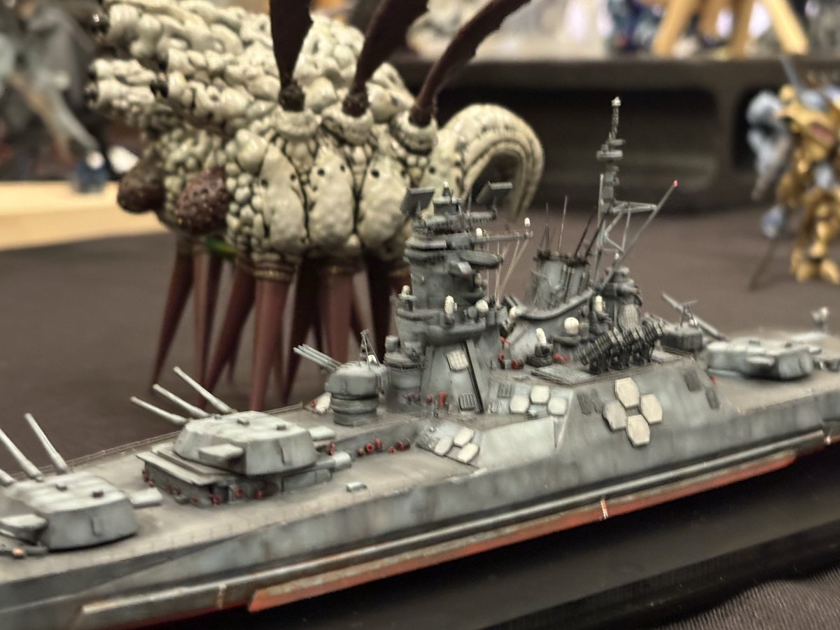 8zTqntS4PFdMtHF's tweet photo. マブラブ版戦艦「信濃」詳細
タミヤ製をベースにプラ板、ポリパテで船体を造形。武装／射撃装置は主砲を除きほぼ全てを「あひる工廠」様(BOOTH)のパーツを使用してます。特徴的なSPYレーダーもあひる工廠のパーツですが本品ではレーザー蒸散装置として代用してます。 https://t.co/8CZLIQ1tbD