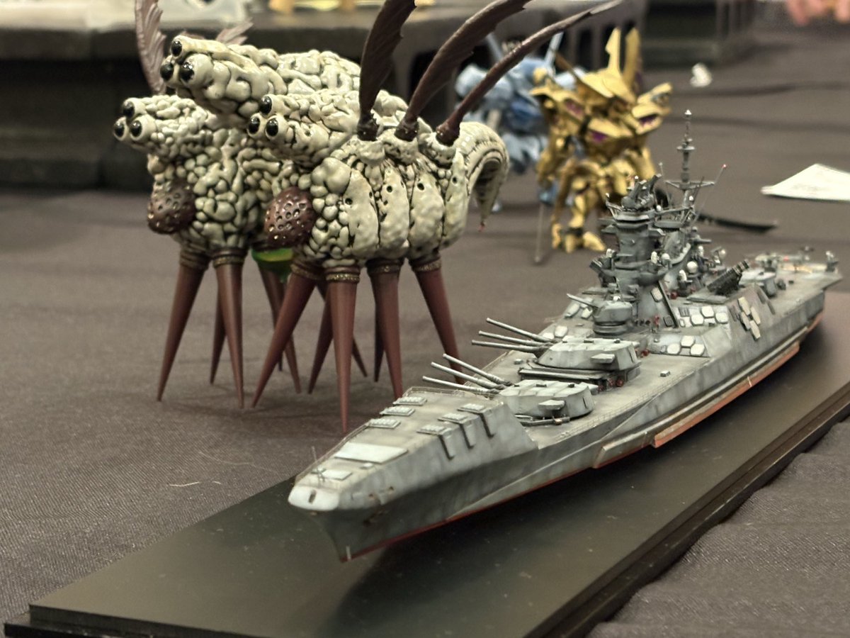 8zTqntS4PFdMtHF's tweet photo. マブラブ版戦艦「信濃」詳細
タミヤ製をベースにプラ板、ポリパテで船体を造形。武装／射撃装置は主砲を除きほぼ全てを「あひる工廠」様(BOOTH)のパーツを使用してます。特徴的なSPYレーダーもあひる工廠のパーツですが本品ではレーザー蒸散装置として代用してます。 https://t.co/8CZLIQ1tbD