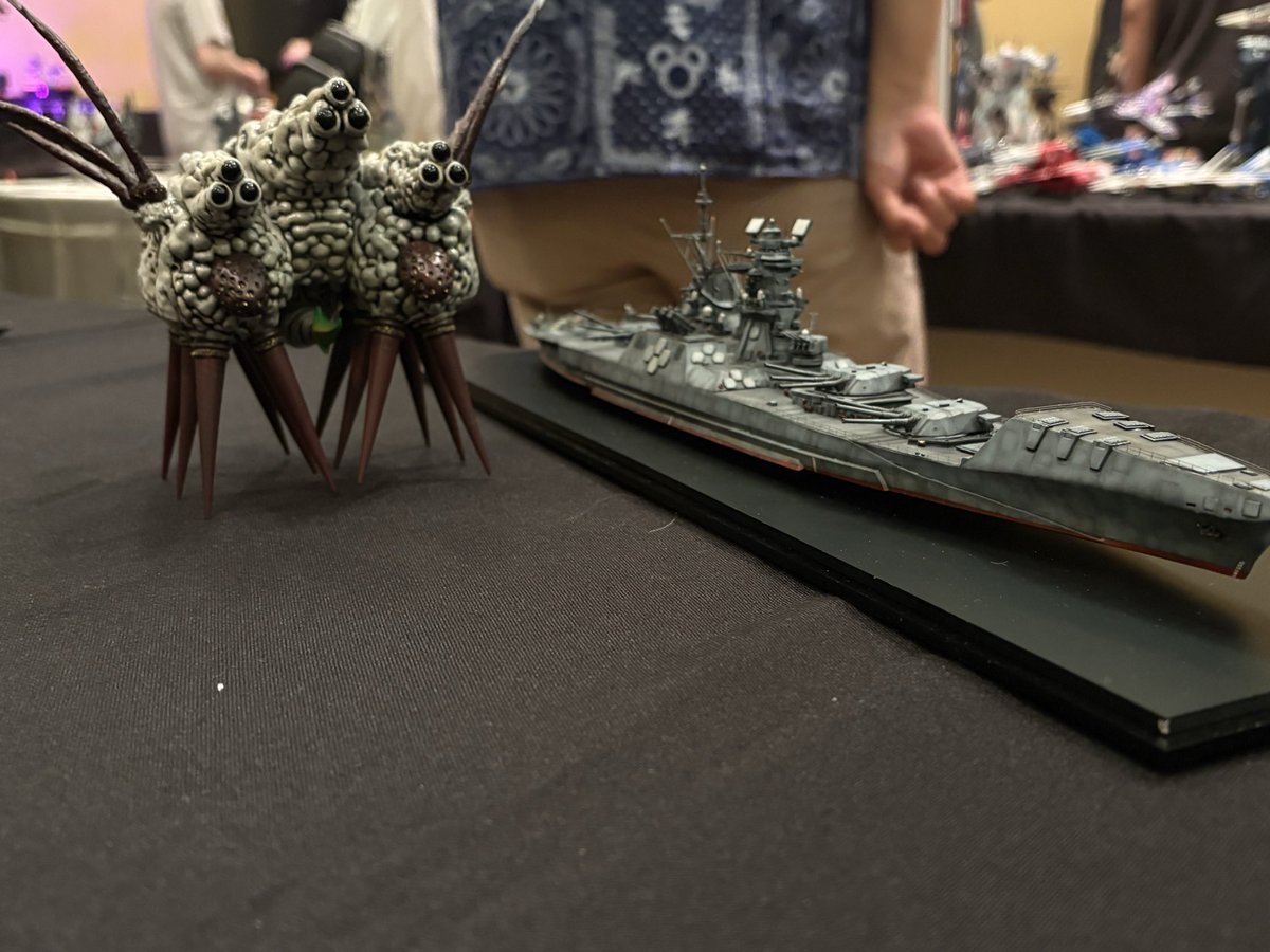 8zTqntS4PFdMtHF's tweet photo. マブラブ版戦艦「信濃」詳細
タミヤ製をベースにプラ板、ポリパテで船体を造形。武装／射撃装置は主砲を除きほぼ全てを「あひる工廠」様(BOOTH)のパーツを使用してます。特徴的なSPYレーダーもあひる工廠のパーツですが本品ではレーザー蒸散装置として代用してます。 https://t.co/8CZLIQ1tbD