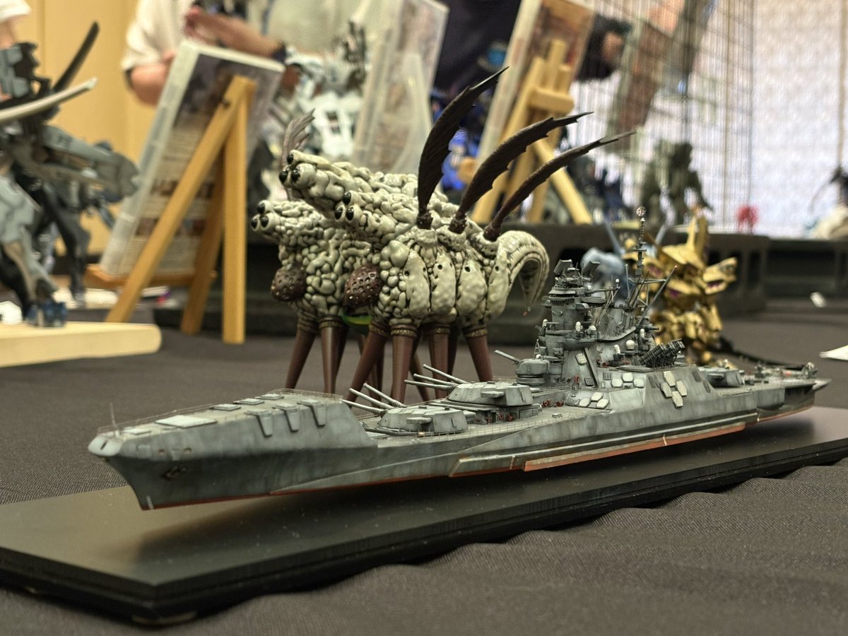 8zTqntS4PFdMtHF's tweet photo. マブラブ版戦艦「信濃」詳細
タミヤ製をベースにプラ板、ポリパテで船体を造形。武装／射撃装置は主砲を除きほぼ全てを「あひる工廠」様(BOOTH)のパーツを使用してます。特徴的なSPYレーダーもあひる工廠のパーツですが本品ではレーザー蒸散装置として代用してます。 https://t.co/8CZLIQ1tbD
