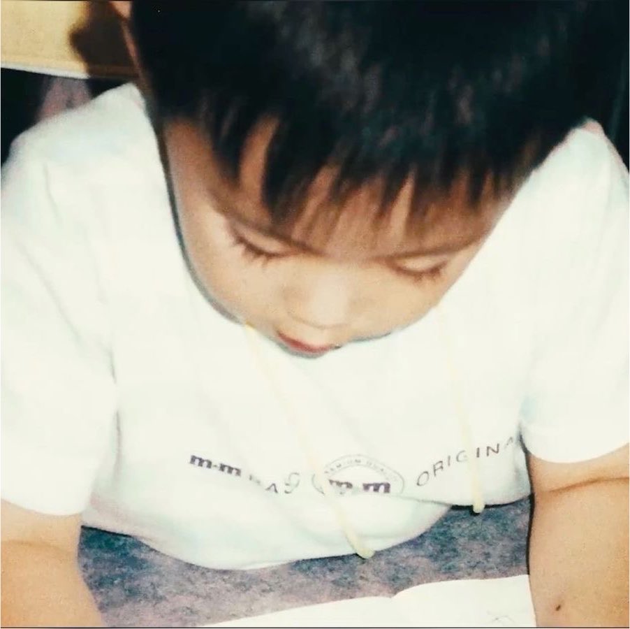 marklopsemangka's tweet photo. masih suka pake kaos putih, bulu matanya masih panjang, yang hilang pipi tembemnya 😭🤏🏻 https://t.co/FygZbjvOGH