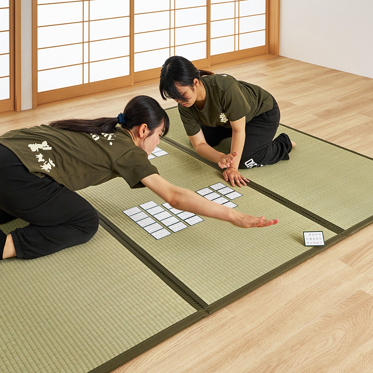 denfaminicogame's tweet photo. “競技かるた用”の練習畳が新発売。「全日本かるた協会」推薦で、パッと広げるだけでフローリングの上でも使える
https://t.co/JBW1Qe2Csm

天然い草と引目織の畳表を採用し、大会会場の畳を意識。厚み約1.1cmながらも、気になる「音」や「ダメージ」を軽減。サイズも豊富な4サイズ展開 https://t.co/KUABQMIljG