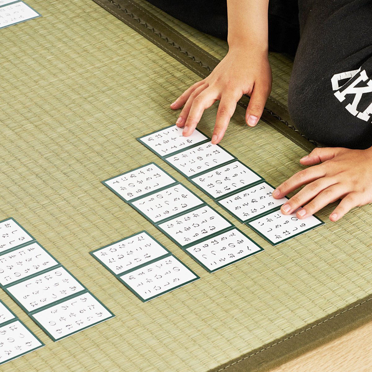denfaminicogame's tweet photo. “競技かるた用”の練習畳が新発売。「全日本かるた協会」推薦で、パッと広げるだけでフローリングの上でも使える
https://t.co/JBW1Qe2Csm

天然い草と引目織の畳表を採用し、大会会場の畳を意識。厚み約1.1cmながらも、気になる「音」や「ダメージ」を軽減。サイズも豊富な4サイズ展開 https://t.co/KUABQMIljG
