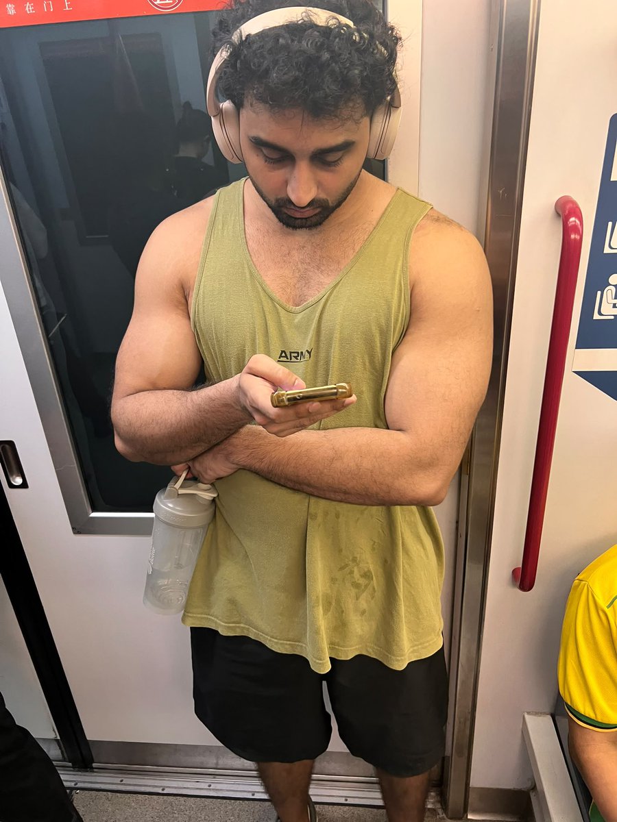 sgsundae's tweet photo. Dem biceps be shooting. https://t.co/0bQ3O9hwHG