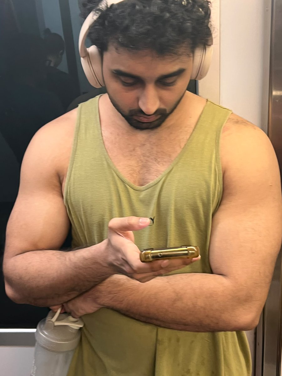 sgsundae's tweet photo. Dem biceps be shooting. https://t.co/0bQ3O9hwHG