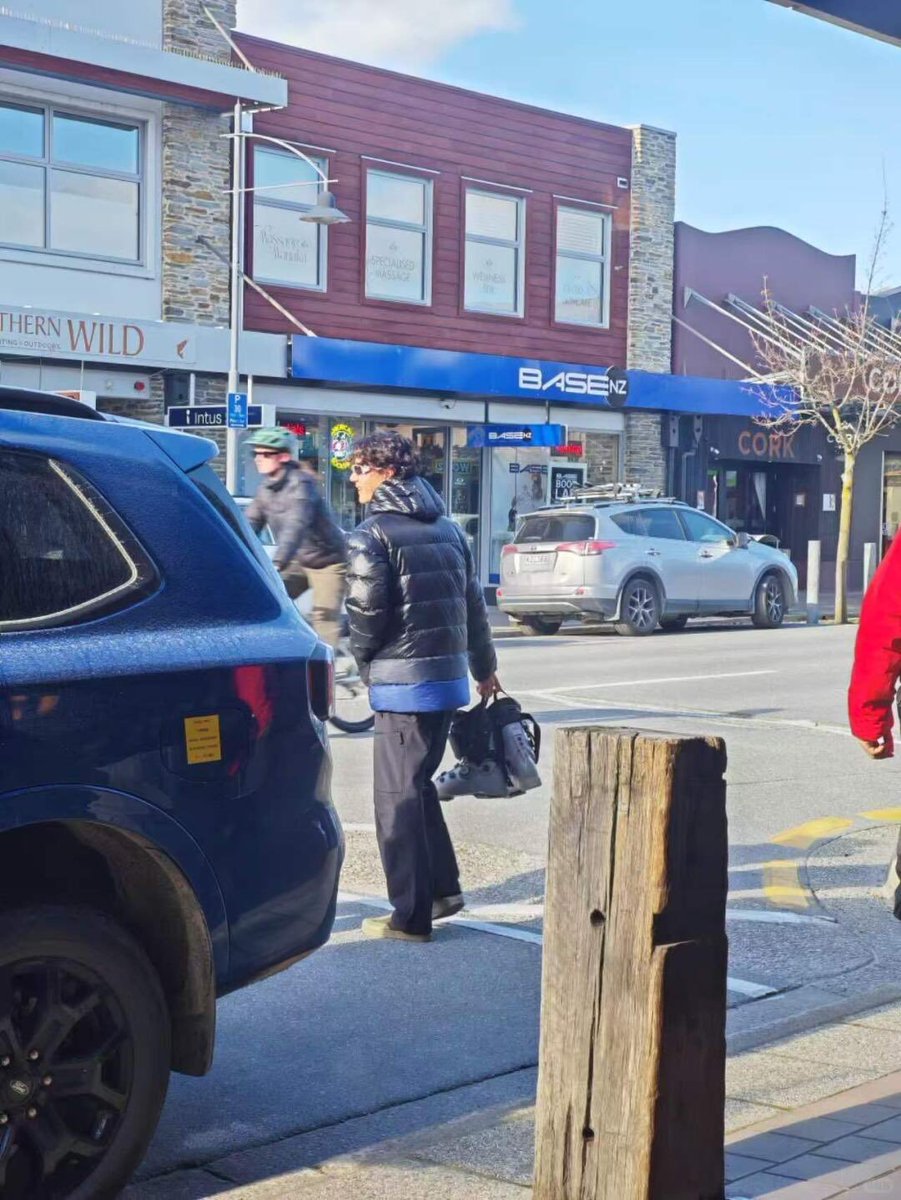 envyofyibo's tweet photo. Wang Yibo spotted in Queenstown, New Zealand 😆😆 enjoy your birthday in NZ Bobo!! 

#WangYibo https://t.co/MJfyanktQ1