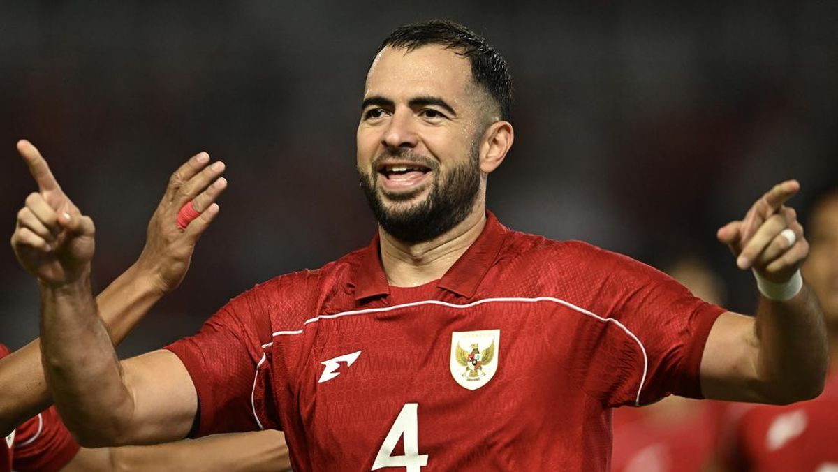 saludosparatii's tweet photo. Jordi ini salah satu pemain keturunan yang performanya di bawah ekspektasi karena cuma bagus pas Piala AFF 2022.

Di 2022 dia sangat brilian terutama visinya. Setelah itu langsung menurun drastis. Ngga heran jarang dimainin lagi.

Tiap dia starting hampir selalu jadi titik kelemahan, entah itu blunder, red card, foul ngga penting, mudah ditembus, dll.

Kayanya emang udah abis aja.