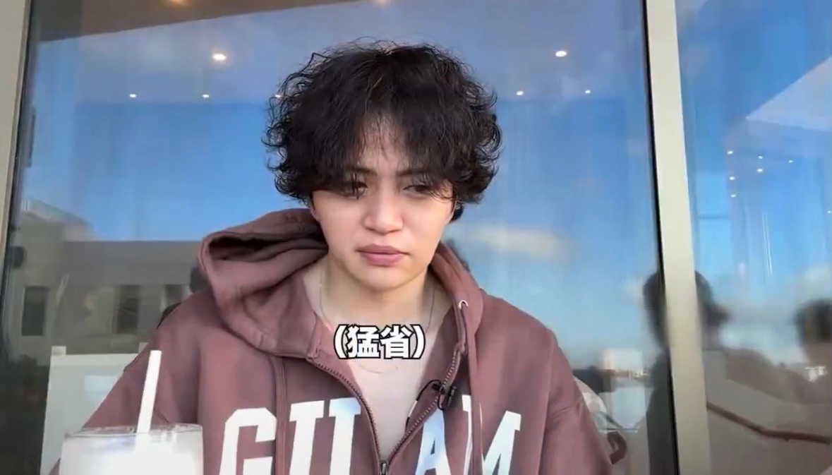 sa6na7's tweet photo. 【神対応】
YouTube海外ロケで菊池風磨さんが遅刻。
山田涼介さんの返しが完璧すぎると話題に。

◆事件の経緯◆
海外での開放感からか、菊池さんが遅刻。
山田さんは『海外で緩む気持ちも分かる』とフォロー。

◆神対応の真髄◆
その上で『自分は許せても、人への敬意は曲げない』
『ニノさん待たせるのは違うよな』と一言。
相手を全否定せず、大切にすべき筋道を伝える姿勢に称賛の声。
上下関係や礼儀を忘れない、山田さんの人間性が光る神エピソード。

◇◇◇◇◇◇◇
これぞ真のイケメン、明日誰かに話したくなる神対応ですね。