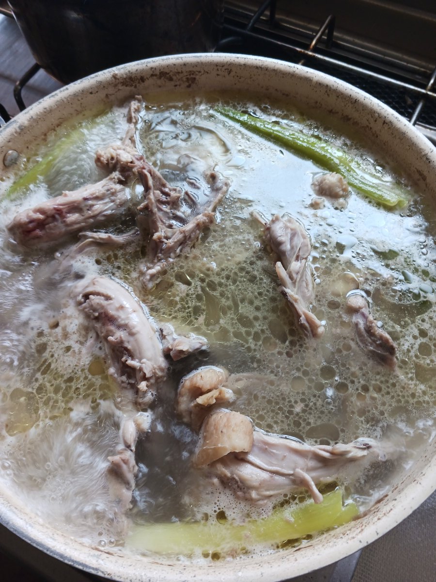 wero4170's tweet photo. 今日は鶏白湯水炊きが
無性に食いたくなったが近場に多分、出してる店が無いから
ほな、自分で作るかぁ〜
まだ途中経過です( ´ ꒳ ` )ﾉ https://t.co/ufctkktN53