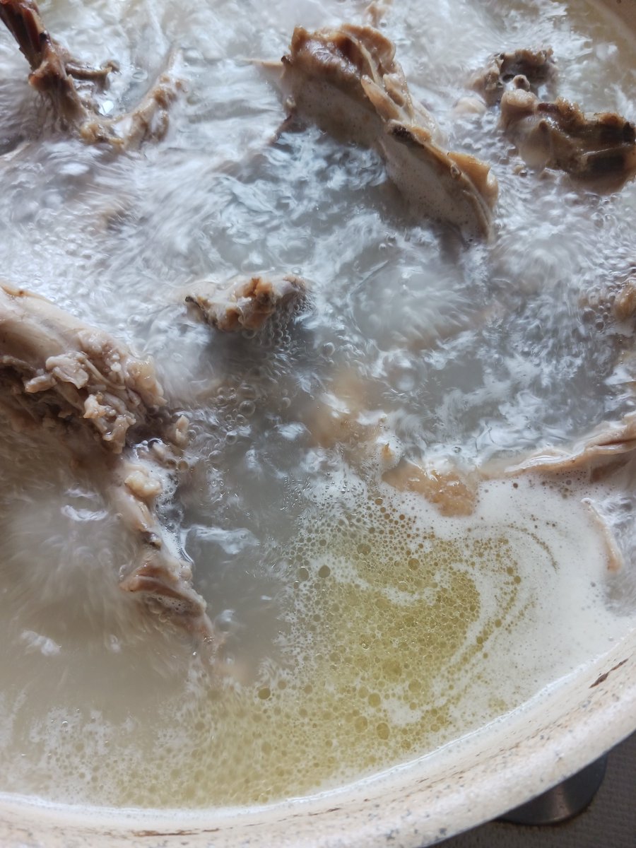 wero4170's tweet photo. 今日は鶏白湯水炊きが
無性に食いたくなったが近場に多分、出してる店が無いから
ほな、自分で作るかぁ〜
まだ途中経過です( ´ ꒳ ` )ﾉ https://t.co/ufctkktN53