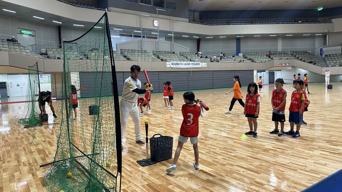 kitaqsports's tweet photo. 🏃‍♂️⚽⚾🏐🥎「ドリームスポーツ体験教室」を開催しました！

市内の小学生約100名が、北九州市を本拠地等とするトップスポーツチームの選手・コーチから、サッカー・野球・バレーボール・ソフトボールの4競技を体験✨

プロの技術を間近で学び、子どもたちの笑顔と歓声があふれる一日となりました😊

これからも北九州市は、スポーツを通じて子どもたちの夢を応援していきます！

#ギラヴァンツ北九州 #タカギ北九州ウォーターウェーブ #福岡ソフトバンクホークス #日本製鉄堺ブレイザーズ