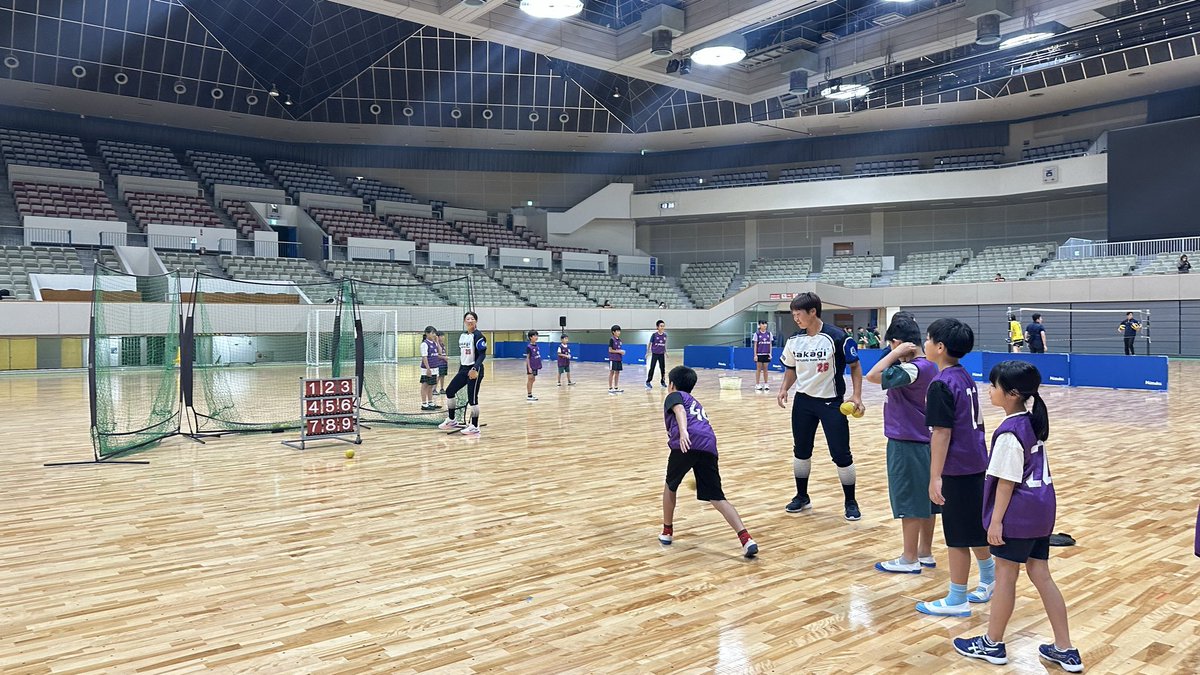 kitaqsports's tweet photo. 🏃‍♂️⚽⚾🏐🥎「ドリームスポーツ体験教室」を開催しました！

市内の小学生約100名が、北九州市を本拠地等とするトップスポーツチームの選手・コーチから、サッカー・野球・バレーボール・ソフトボールの4競技を体験✨

プロの技術を間近で学び、子どもたちの笑顔と歓声があふれる一日となりました😊

これからも北九州市は、スポーツを通じて子どもたちの夢を応援していきます！

#ギラヴァンツ北九州 #タカギ北九州ウォーターウェーブ #福岡ソフトバンクホークス #日本製鉄堺ブレイザーズ