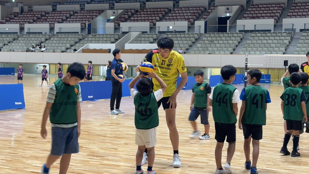 kitaqsports's tweet photo. 🏃‍♂️⚽⚾🏐🥎「ドリームスポーツ体験教室」を開催しました！

市内の小学生約100名が、北九州市を本拠地等とするトップスポーツチームの選手・コーチから、サッカー・野球・バレーボール・ソフトボールの4競技を体験✨

プロの技術を間近で学び、子どもたちの笑顔と歓声があふれる一日となりました😊

これからも北九州市は、スポーツを通じて子どもたちの夢を応援していきます！

#ギラヴァンツ北九州 #タカギ北九州ウォーターウェーブ #福岡ソフトバンクホークス #日本製鉄堺ブレイザーズ