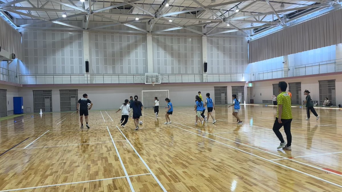 kitaqsports's tweet photo. 🏃‍♂️⚽⚾🏐🥎「ドリームスポーツ体験教室」を開催しました！

市内の小学生約100名が、北九州市を本拠地等とするトップスポーツチームの選手・コーチから、サッカー・野球・バレーボール・ソフトボールの4競技を体験✨

プロの技術を間近で学び、子どもたちの笑顔と歓声があふれる一日となりました😊

これからも北九州市は、スポーツを通じて子どもたちの夢を応援していきます！

#ギラヴァンツ北九州 #タカギ北九州ウォーターウェーブ #福岡ソフトバンクホークス #日本製鉄堺ブレイザーズ
