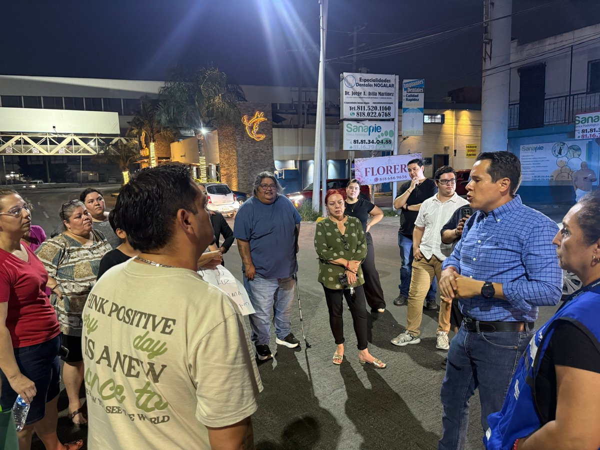 QuePasaEnSN's tweet photo. El Alcalde @daniel_carrillo atendiendo a los vecinos de valle del nogalar, dónde ya se restableció la energía eléctrica tras la atención de @CFE_Contigo a quien se agradece la atención , aún faltan unos sectores donde ya hay labores. https://t.co/mnNiP1czCu