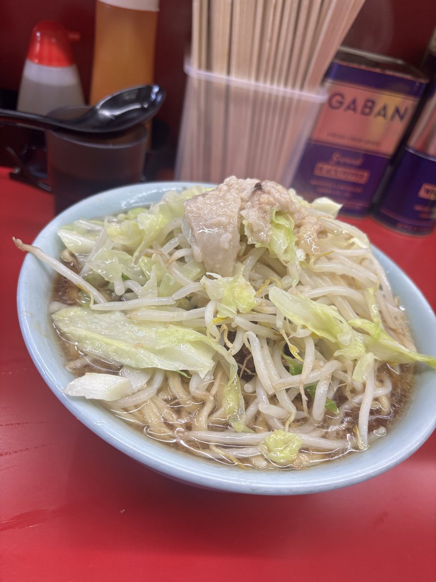 outstanding_55's tweet photo. ラーメン二郎中山店なう https://t.co/FYX5POE9u0