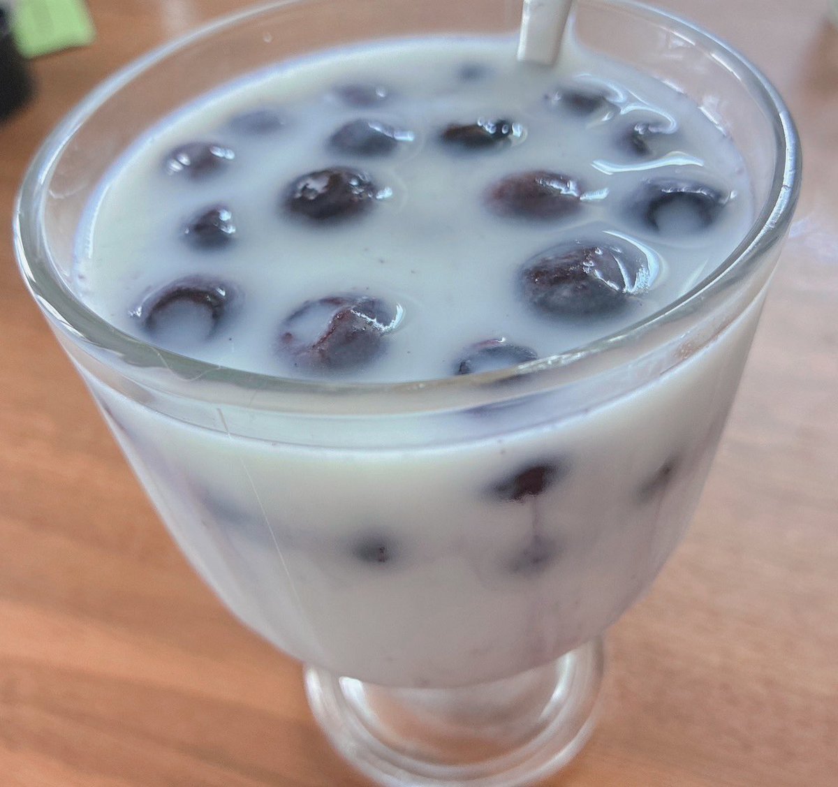 no4_7_VRC's tweet photo. たぶんまたきしょいって言われる食べ方なんだろうけど、牛乳に冷凍ブルーベリーぶち込んで飲み食べするの最近のマイブーム

ブルーベリーの周りに牛乳凍っておいしい https://t.co/JrR38Y5YLM