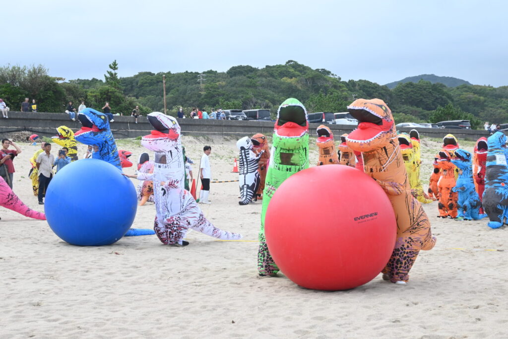 toba_tourism's tweet photo. 鳥羽竜発掘30周年記念！今年も、令和8年10月25日に千鳥ヶ浜海水浴場にてティラノサウルスレース（公認レース）の開催が決定しました！
当日はティノサウルスレースの他、昨年好評だった障害物レースや大玉転がし、新種目ビーチフラッグレースも予定しています。ただいま、レース参加者を募集中。下記のリンクからお申込みください（先着100名様）
https://t.co/Ij1COqbmuj