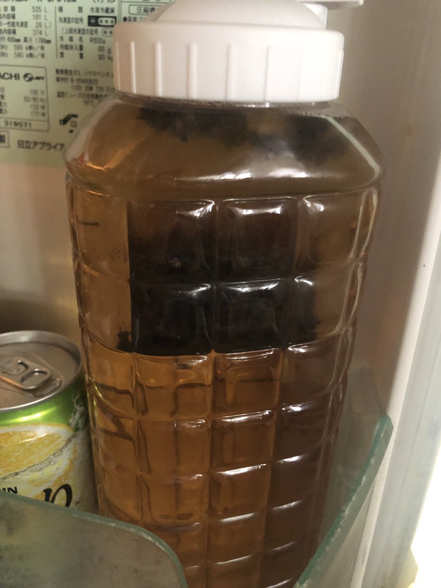 Seele2DX's tweet photo. 麦茶は自分が飲んだ分を誤魔化すために水を注いで薄めとくのさ https://t.co/bt06Uubmlx