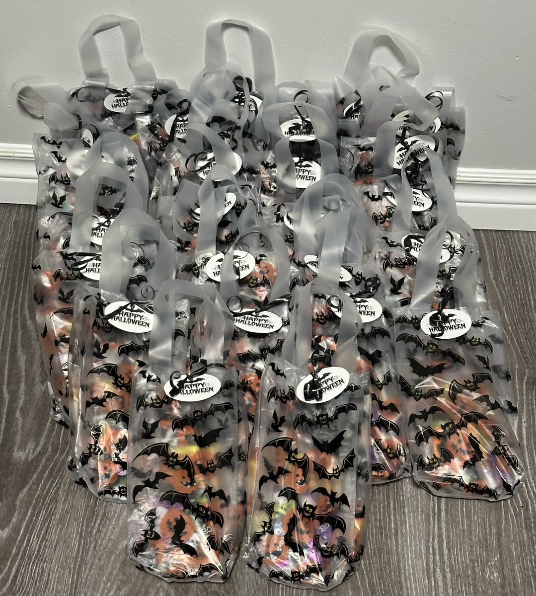 stephi131708's tweet photo. Halloween cookie decorating kits with a loop bag filled with lots of Halloween goodies 🎃👻💀 https://t.co/hKXIzP9mS1