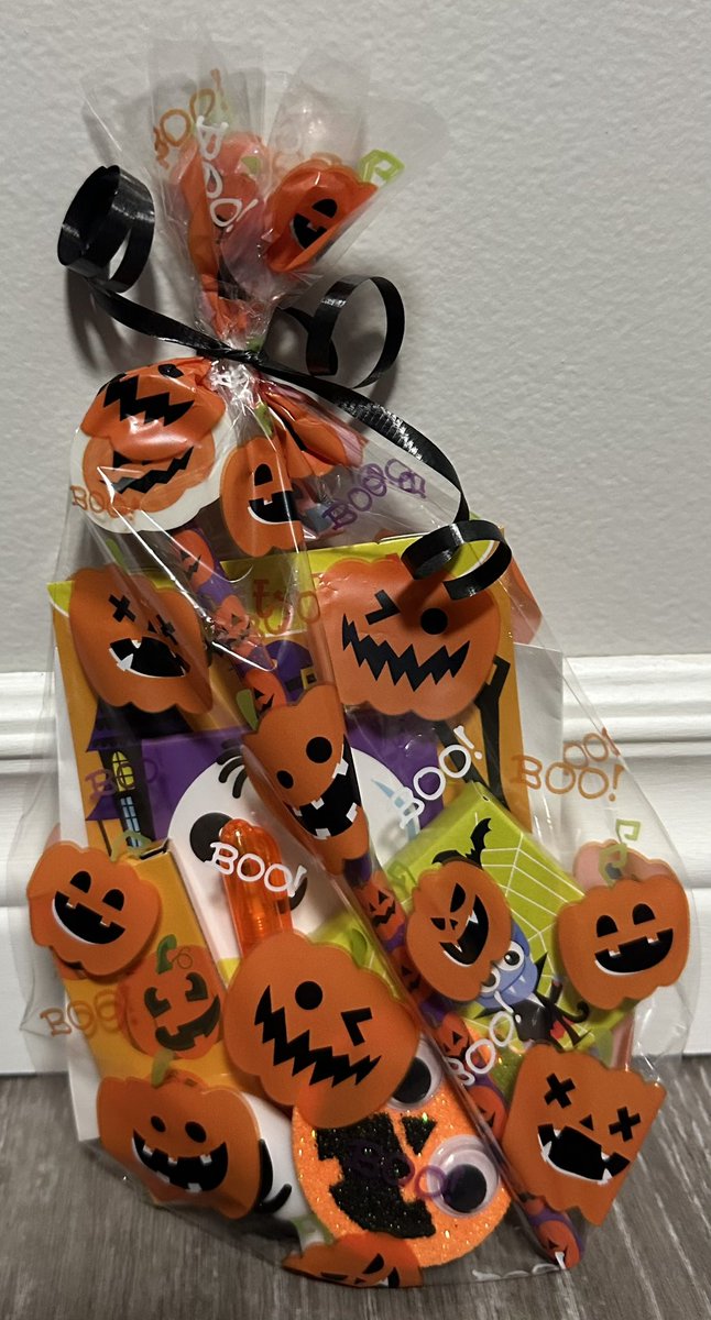 stephi131708's tweet photo. Halloween cookie decorating kits with a loop bag filled with lots of Halloween goodies 🎃👻💀 https://t.co/hKXIzP9mS1