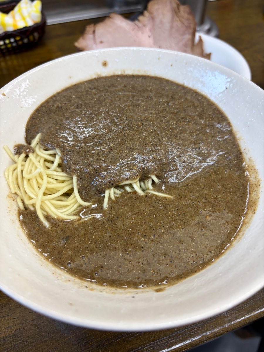 kahi911's tweet photo. 千葉県　行徳駅
麺屋よしすけ
2層式超超濃厚煮干し、和え玉

品種と濃度の異なる2種のニボペースト、交互に食べ比べると味わいの違いに酔いしれます。美味しいですね。
若干のジャリもアクセントになる旨味の塊。
単独で麺と混ぜてよし、2ペースト混ぜてよし、な美味しく楽しい一杯でした。26.08.01 https://t.co/5hXeugywBm