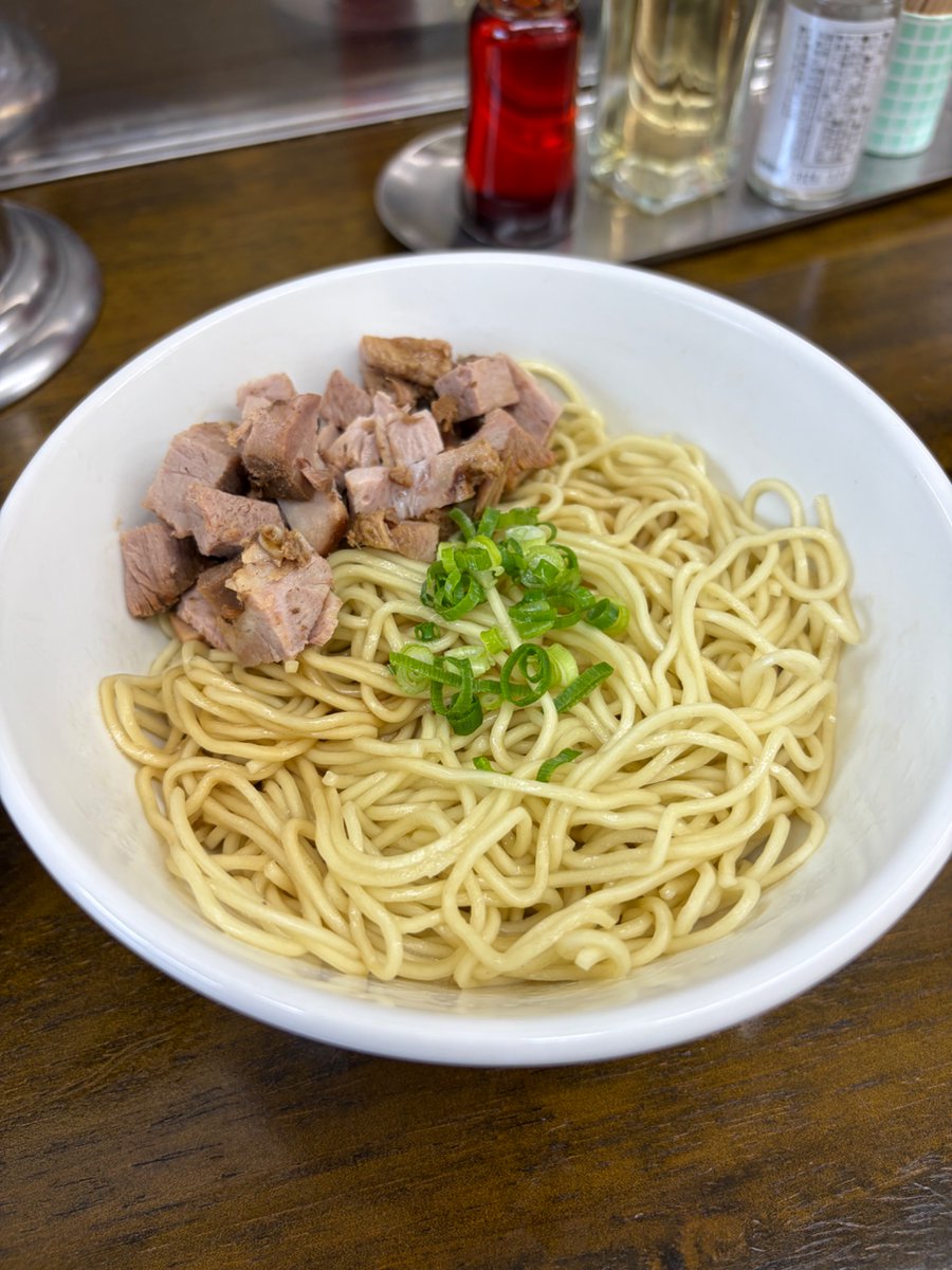 kahi911's tweet photo. 千葉県　行徳駅
麺屋よしすけ
2層式超超濃厚煮干し、和え玉

品種と濃度の異なる2種のニボペースト、交互に食べ比べると味わいの違いに酔いしれます。美味しいですね。
若干のジャリもアクセントになる旨味の塊。
単独で麺と混ぜてよし、2ペースト混ぜてよし、な美味しく楽しい一杯でした。26.08.01 https://t.co/5hXeugywBm