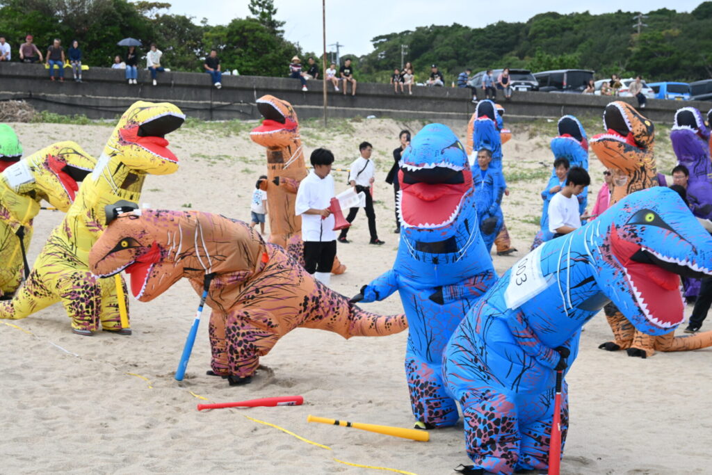 toba_tourism's tweet photo. 鳥羽竜発掘30周年記念！今年も、令和8年10月25日に千鳥ヶ浜海水浴場にてティラノサウルスレース（公認レース）の開催が決定しました！
当日はティノサウルスレースの他、昨年好評だった障害物レースや大玉転がし、新種目ビーチフラッグレースも予定しています。ただいま、レース参加者を募集中。下記のリンクからお申込みください（先着100名様）
https://t.co/Ij1COqbmuj