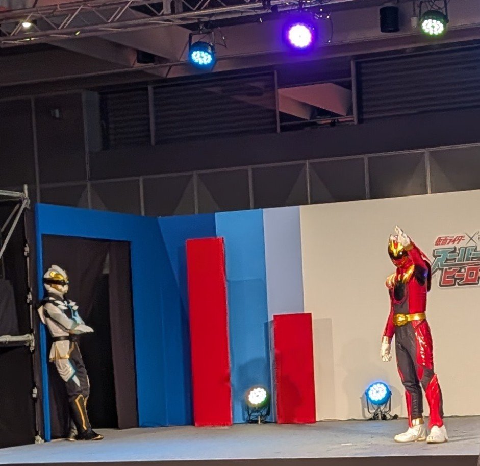 sane_i7_tr_krst's tweet photo. これはスーパーヒーロー夏祭り2026で他のゴジュウジャーの皆さんが捌けたあとに、ゴジュウウルフの挨拶を後方神様ヅラで眺めているゴジュウポーラー https://t.co/r2xQTB1ZVN