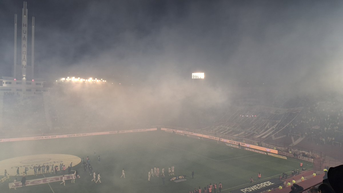 Pedro_Huracan's tweet photo. #Huracán
Dos tristes refuerzos para la 3ra fecha.
Pero no pudieron jugar porque la Comisión Directiva no levantó las inhibiciones.
No las levantó porque aún no las había pagado.
La mayor, de un palo verde, por el pase sin pagar de Leandro Garate, un "refuerzo" que trajo esta dirigencia. 
No la pagaron porque no hay plata.
No hay plata porque no hubo ofertas por jugadores propios.
No hubo ofertas porque desde hace doce meses la campaña es mala.
La campaña es mala porque vendieron lo poco que había y reemplazaron mal o no reemplazaron.
Y porque los DT se embanderaron en la mediocridad reinante.
Por eso este año no jugamos copas internacionales.
Y por ahora también estamos fuera de las copas del 2027.
Y cada vez se juega peor. Y el DT hace payasadas. Y los jugadores se desgarran. Pero nadie con responsabilidades pone la cara.
Y cada vez hay menos socios y menos entusiasmo.

Pero, casi no hay críticas a la CD, salvo de hinchas comunes y en esta red.
Menos que menos hay autocrítica de parte de la CD.
Y menos todavía de parte del Secretario Deportivo.
Del DT ya poco se puede esperar, además bien sabe que es el fusible que saltará para que no se prenda fuego todo.
A veces, el humo tapa algunas cosas, por un tiempo.
Pero, la única verdad es la realidad.