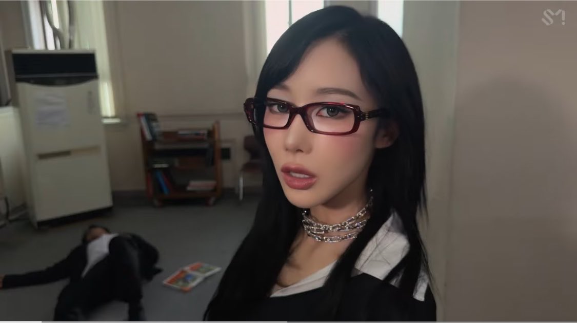 rubychinaga's tweet photo. AERI MOMMY IM NOT OKE HONESTLY #aespa #aespaswitchblade #dollasign https://t.co/c72uTo4wFr