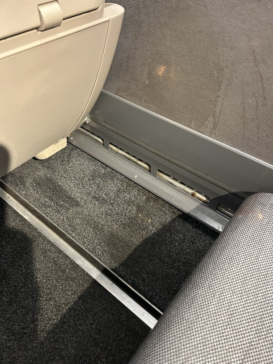 delfby's tweet photo. @GroupeSNCF @SNCFVoyageurs  ça ne vous dérange pas de vendre des places immondes ? TGV 6101 https://t.co/Jfkr3obsHL
