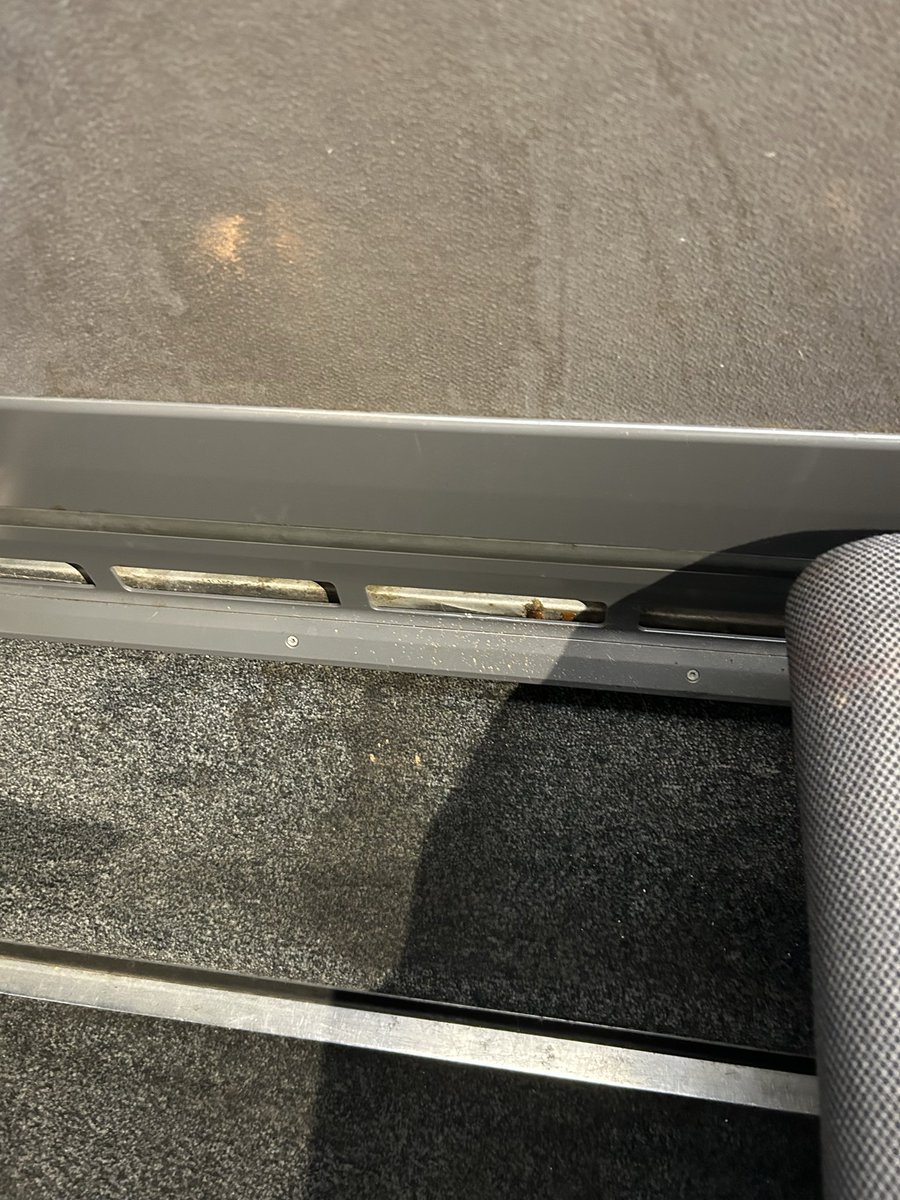 delfby's tweet photo. @GroupeSNCF @SNCFVoyageurs  ça ne vous dérange pas de vendre des places immondes ? TGV 6101 https://t.co/Jfkr3obsHL