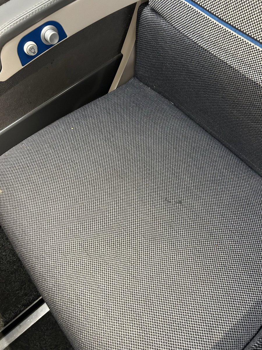 delfby's tweet photo. @GroupeSNCF @SNCFVoyageurs  ça ne vous dérange pas de vendre des places immondes ? TGV 6101 https://t.co/Jfkr3obsHL