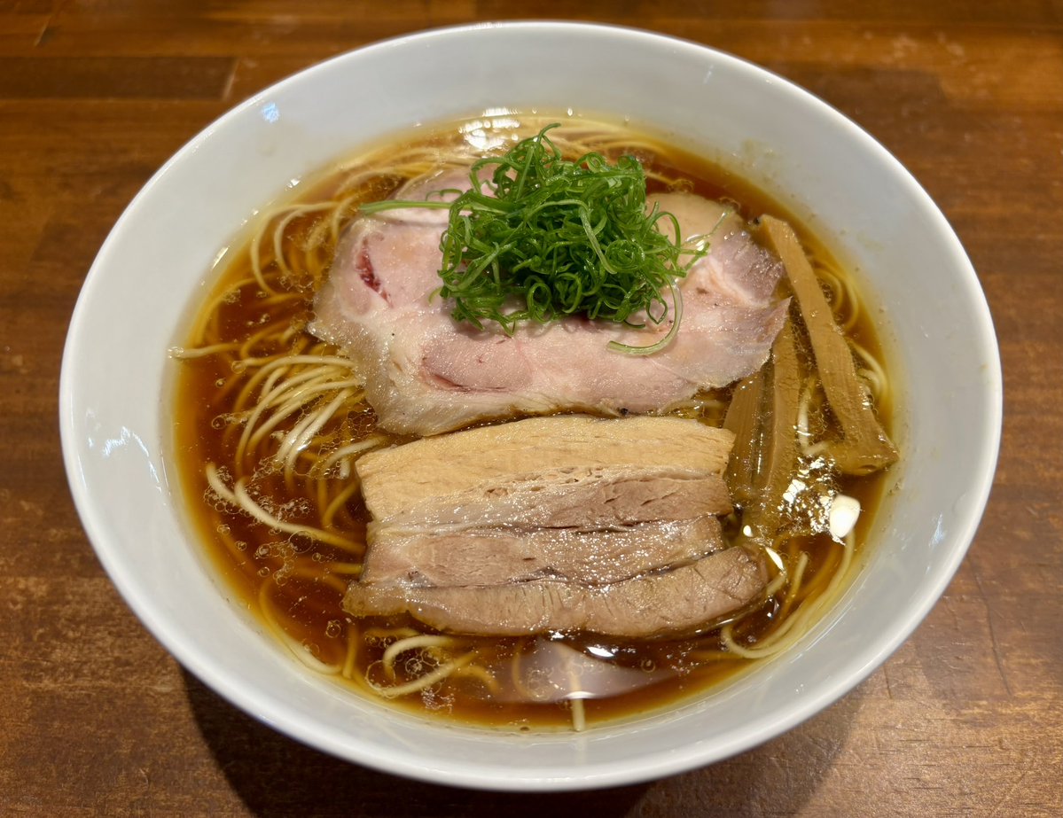 ikkitan's tweet photo. 今日の 
中華そば 卯月屋 さん
@小山市駅南町
醤油そば(麺大盛り)

恋焦がれておりました。
コク、旨味、香り、麺。凄いです！
ご馳走様でした🍜 https://t.co/q8Nt29Nt9y
