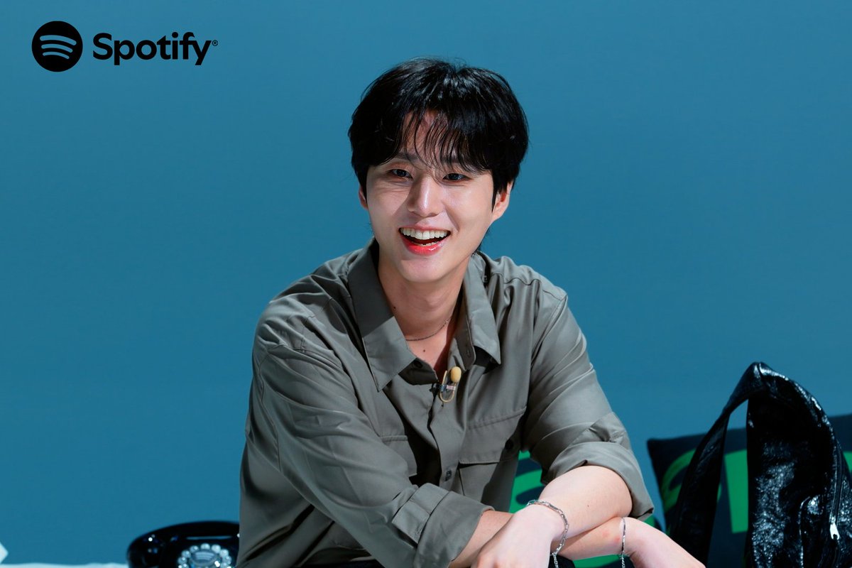 SpotifyKR's tweet photo. 고화질 스틸컷 너무 좋잖냐…
영케이 떡밥의 축복이 끝이 없네 앙 마음 좋아

스포티파이 팟캐스트에서 미공개 클립 아직 안 본 마데들 없지? 24분쯤 꼭 확인해 보기 💚

https://t.co/sjuVjAFioa https://t.co/gHivnMiZdK