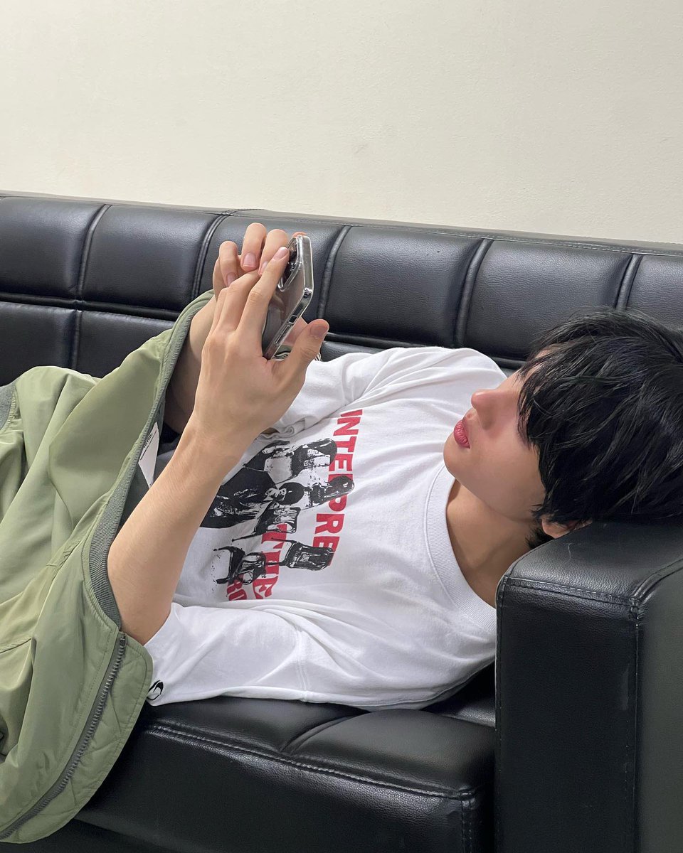 jisungphilic's tweet photo. park jisung in white tees >>>>> https://t.co/GFkJSklur3