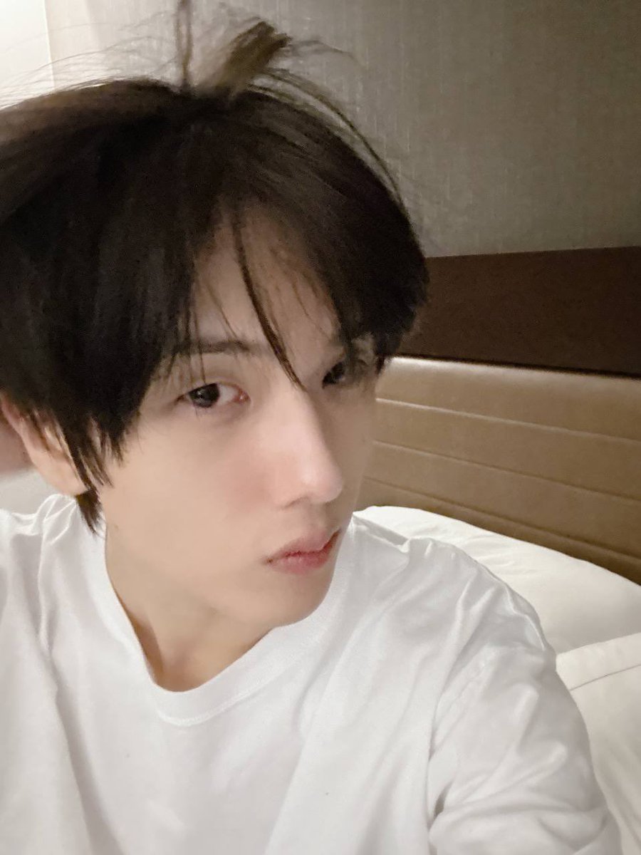 jisungphilic's tweet photo. park jisung in white tees >>>>> https://t.co/GFkJSklur3