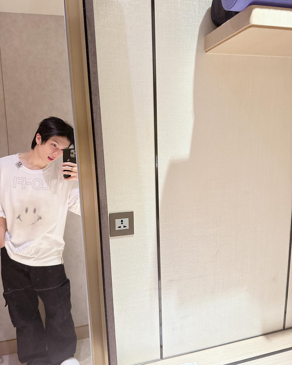 jisungphilic's tweet photo. park jisung in white tees >>>>> https://t.co/GFkJSklur3