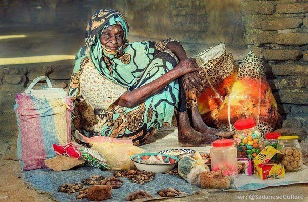 SudaneseCulture's tweet photo. "ﻳﺎ ﺍﻟﻔﺎﺭﺷﻴﻦ ﺍﻷﺭﺻﻔﺔ
 ﻳﺎ ﺍﻟﺤﻠﻤﻬﻦ ﺣﻠﻢ ﺍﻟﻄﻴﻮﺭ
 ﻋﻴﺸﺔً ﺷﺮﻳﻔﺔ ﻭﺃﺭﻏﻔﺔ
 ﻓﻲ ﺑﻠﺪ ﺣِﻨﻴْﻨﺔ ... ﻣﻮﺍﻟﻔﺔ"

~ حميد، #ثقافة_سودانية https://t.co/6rwTNkfH3a