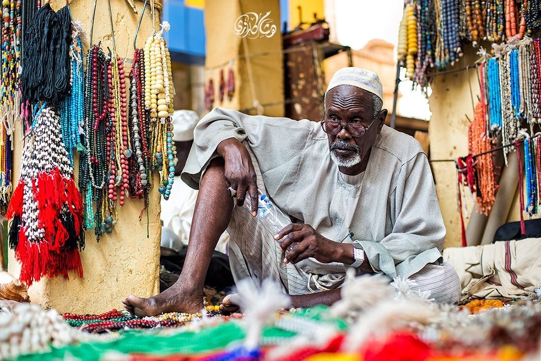 SudaneseCulture's tweet photo. "ﻳﺎ ﺍﻟﻔﺎﺭﺷﻴﻦ ﺍﻷﺭﺻﻔﺔ
 ﻳﺎ ﺍﻟﺤﻠﻤﻬﻦ ﺣﻠﻢ ﺍﻟﻄﻴﻮﺭ
 ﻋﻴﺸﺔً ﺷﺮﻳﻔﺔ ﻭﺃﺭﻏﻔﺔ
 ﻓﻲ ﺑﻠﺪ ﺣِﻨﻴْﻨﺔ ... ﻣﻮﺍﻟﻔﺔ"

~ حميد، #ثقافة_سودانية https://t.co/6rwTNkfH3a