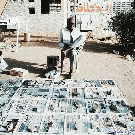 SudaneseCulture's tweet photo. "ﻳﺎ ﺍﻟﻔﺎﺭﺷﻴﻦ ﺍﻷﺭﺻﻔﺔ
 ﻳﺎ ﺍﻟﺤﻠﻤﻬﻦ ﺣﻠﻢ ﺍﻟﻄﻴﻮﺭ
 ﻋﻴﺸﺔً ﺷﺮﻳﻔﺔ ﻭﺃﺭﻏﻔﺔ
 ﻓﻲ ﺑﻠﺪ ﺣِﻨﻴْﻨﺔ ... ﻣﻮﺍﻟﻔﺔ"

~ حميد، #ثقافة_سودانية https://t.co/6rwTNkfH3a