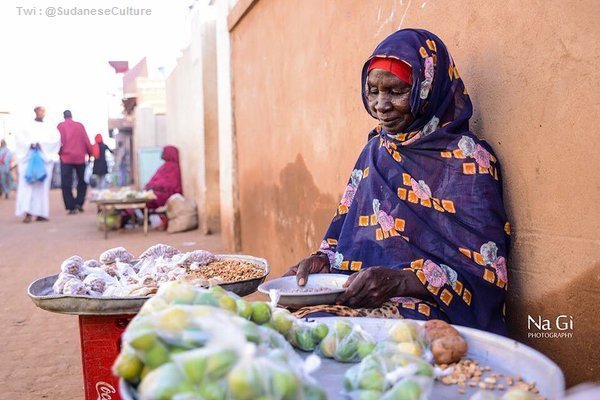 SudaneseCulture's tweet photo. "ﻳﺎ ﺍﻟﻔﺎﺭﺷﻴﻦ ﺍﻷﺭﺻﻔﺔ
 ﻳﺎ ﺍﻟﺤﻠﻤﻬﻦ ﺣﻠﻢ ﺍﻟﻄﻴﻮﺭ
 ﻋﻴﺸﺔً ﺷﺮﻳﻔﺔ ﻭﺃﺭﻏﻔﺔ
 ﻓﻲ ﺑﻠﺪ ﺣِﻨﻴْﻨﺔ ... ﻣﻮﺍﻟﻔﺔ"

~ حميد، #ثقافة_سودانية https://t.co/6rwTNkfH3a